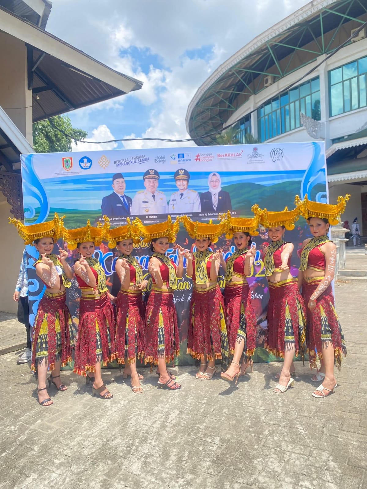 PRESTASI: Foto bersama usai penampilan memukau SSBWT Balangan lewat tari "Surung Lalan" di FKTD Kalsel 2025, Rabu (10/9), di Taman Budaya Kalsel.