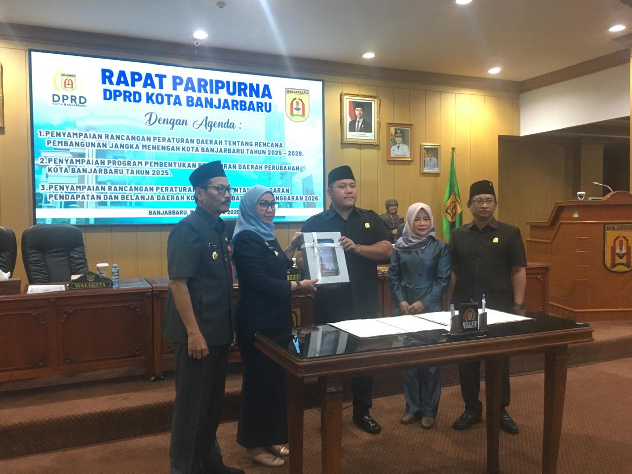 PARIPURNA: Penyerahan RPJMD 2025 oleh Pemerintah Kota Banjarbaru kepada DPRD Kota Banjarbaru dalam rapat paripurna di Ruang Graha Paripurna, Kamis (11/9/2025) siang