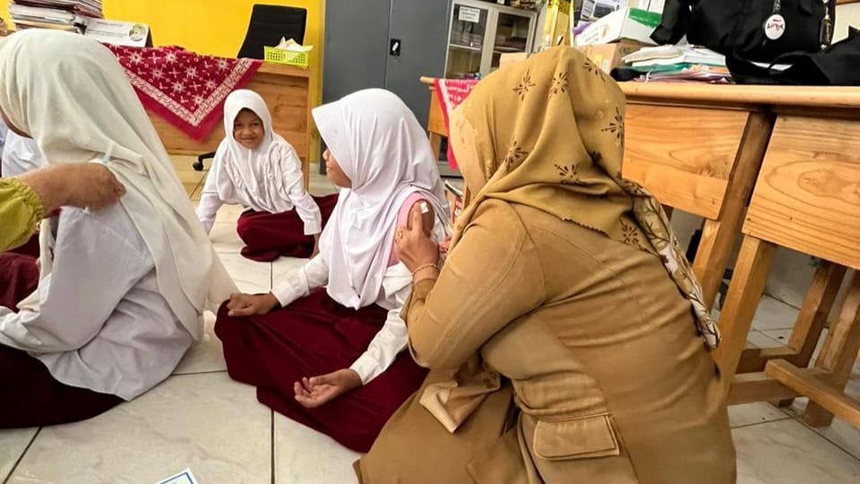 DISUNTIK: Seorang siswi SD di Balangan menerima suntikan vaksin HPV sebagai upaya pencegahan dini kanker serviks, Kamis (11/9).