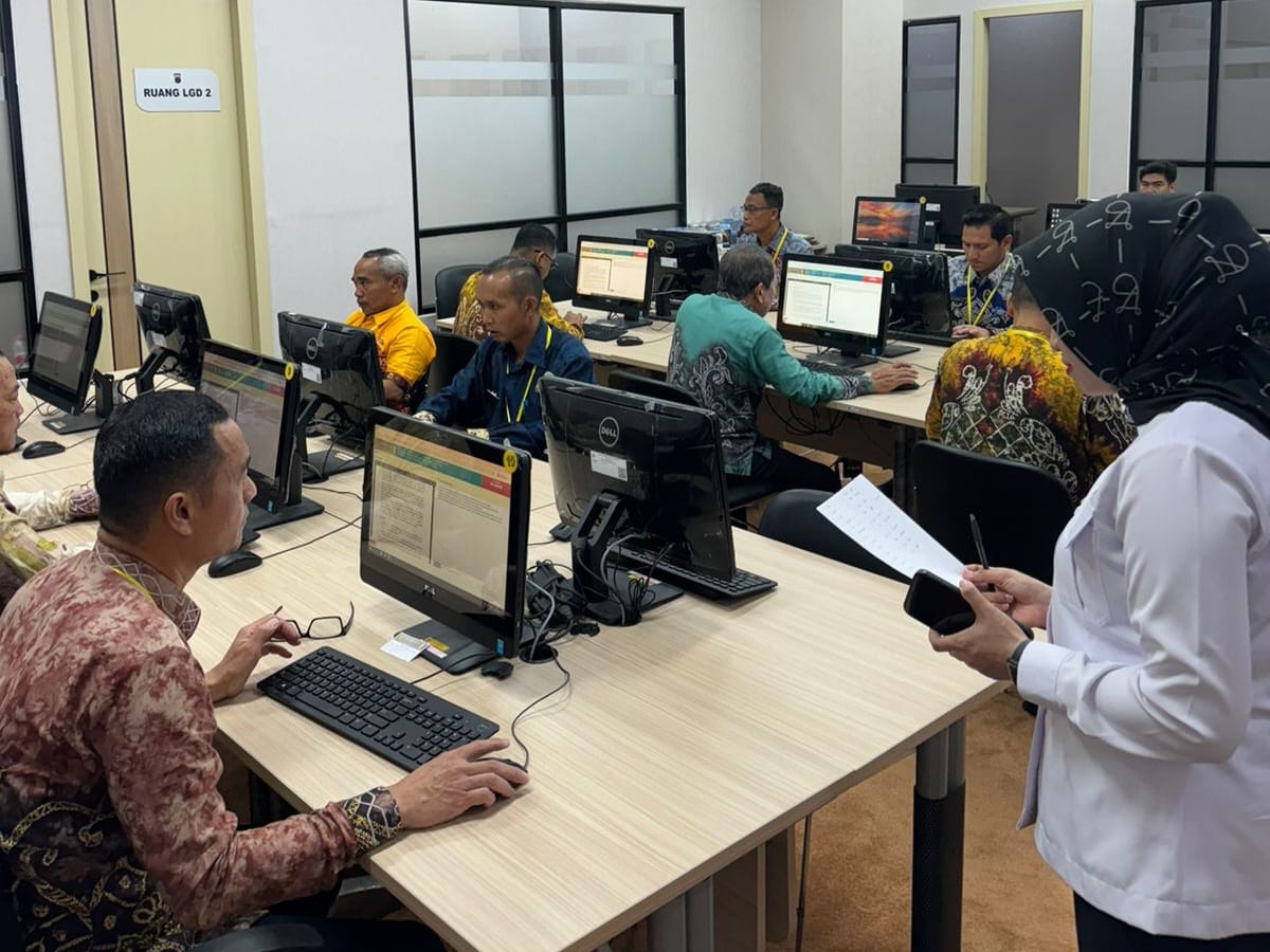 SERIUS: Sebelas camat se-Tanah Laut (Tala) saat menjalani asesmen di Polda Kalsel.