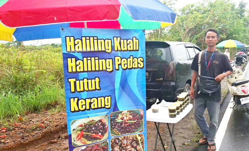 USAHA: Nanda Zulkarnain, pemuda pemilik usaha kuliner "haliling" saat menjaga lapaknya di kawasan Car Free Day (CFD) Jalan Mitra Praja.
