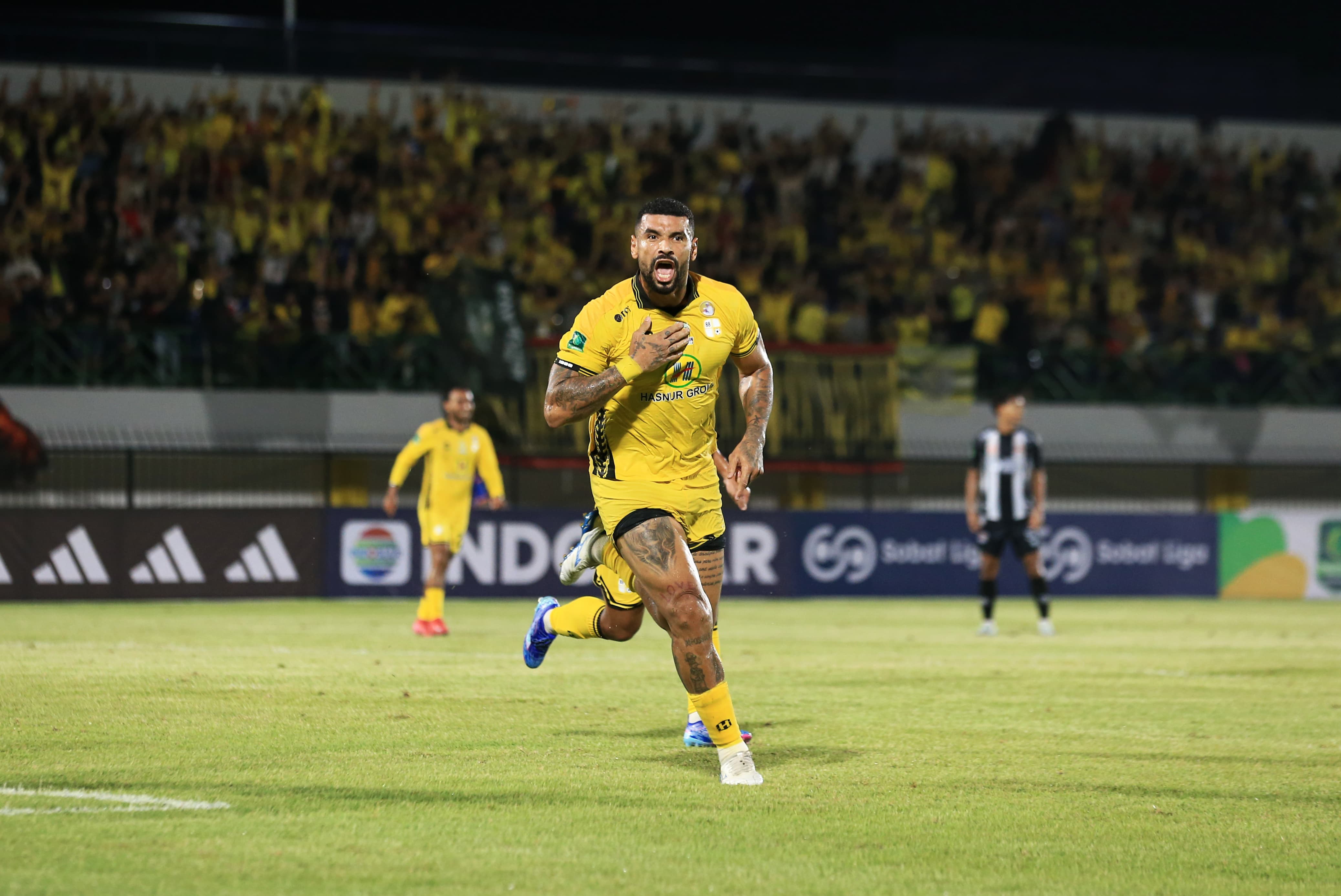 KEMENANGAN PERDANA:Selebrasi Renan Alves usai mencetak gol penentu kemenangan Barito Putera atas Kendal Tornado FC di Stadion Demang Lehman, Martapura, Jumat (12/9/2025) malam.