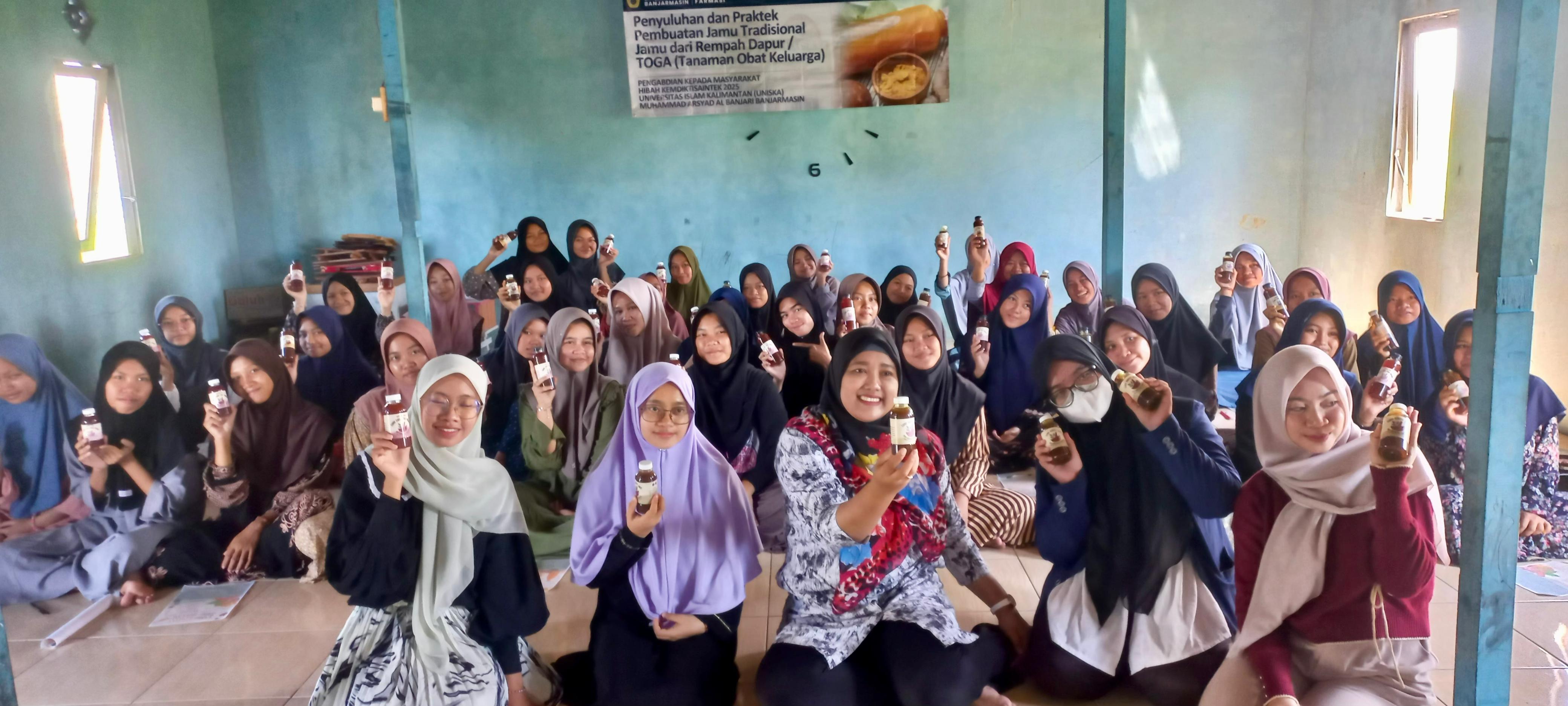 EDUKASI:Fakultas Farmasi dan FKIP UNISKA menggelar kegiatan pengabdian kepada masyarakat di Pesantren Putri Darul Falah, Terantang, Kabupaten Barito Kuala.