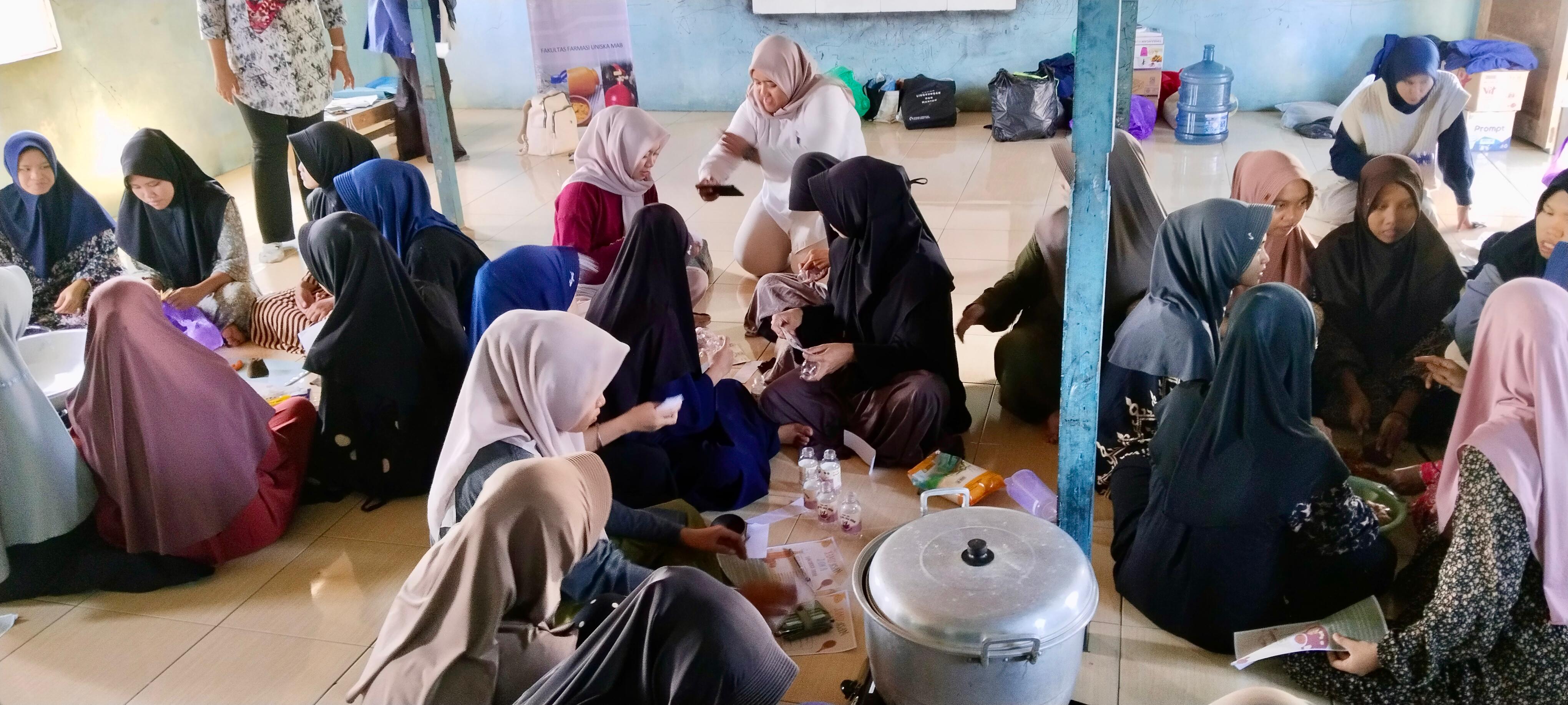 PRAKTIK:Tim pengabdian kepada masyarakat UNISKA mengajari para santri Pesantren Darul Falah membuat jamu dari bahan-bahan alami.