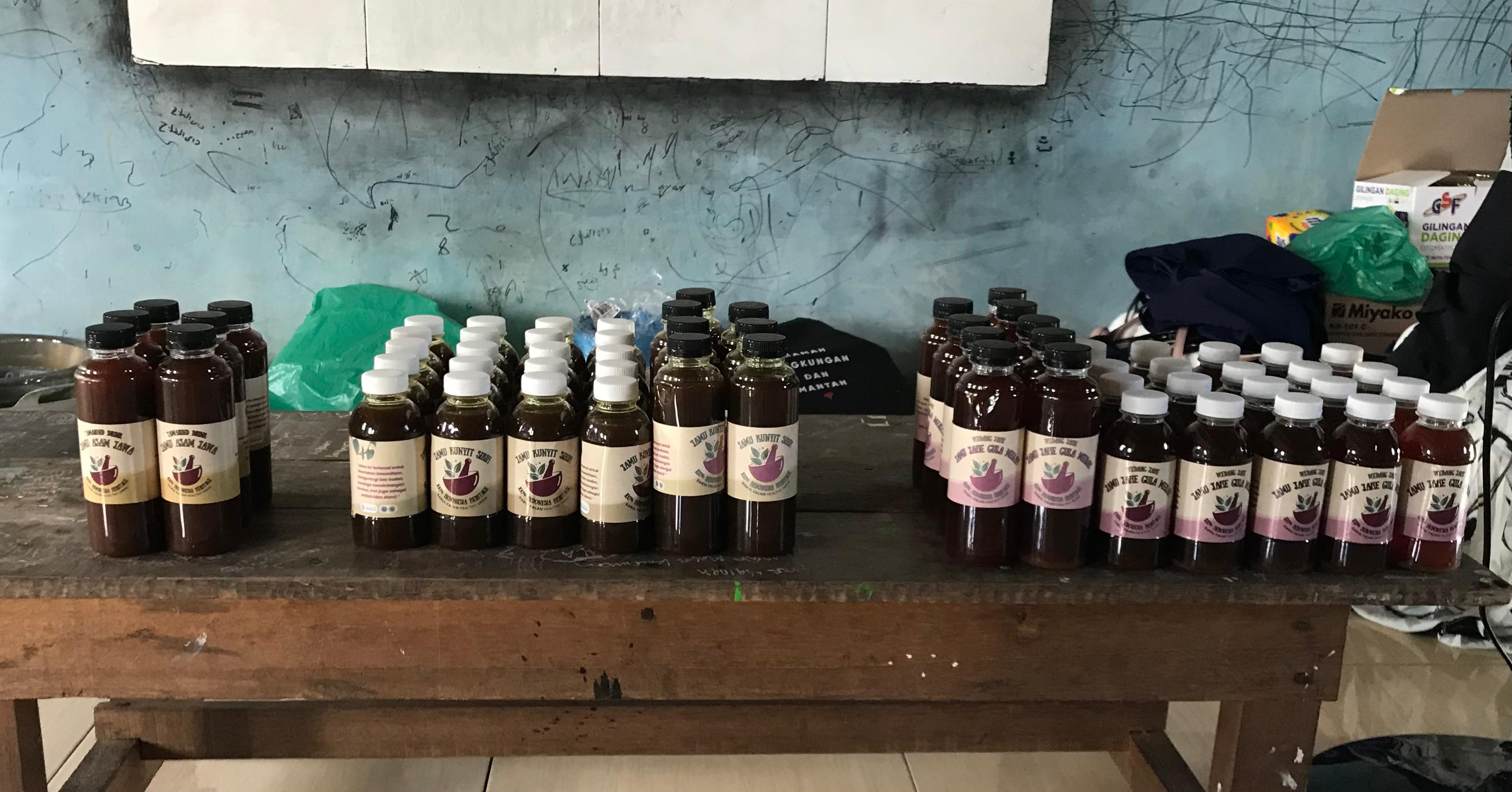 PRODUK ALAMI: Jamu produksi para santri Pesantren Darul Falah setelah mendapatkan pelatihan dan bimbingan dari tim program pengabdian kepada masyarakat UNISKA.