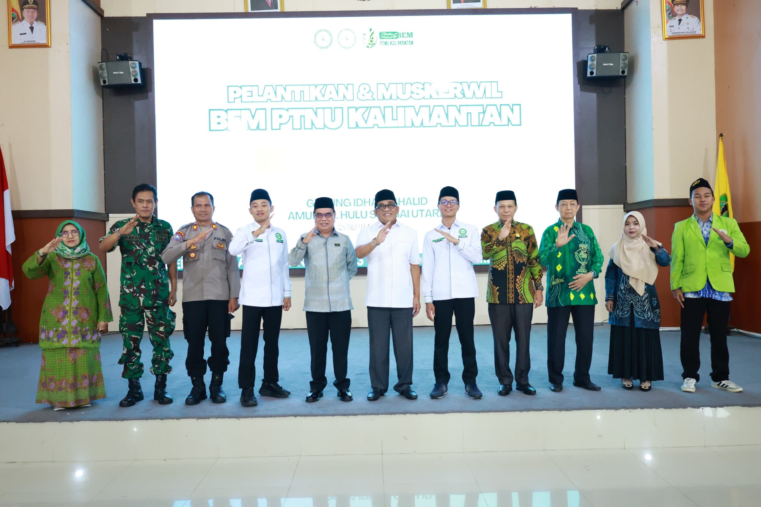 MOMEN: Bupati HSU, H Sahrujani (tengah) hadir dalam Pelantikan dan Musyawarah BEM Perguruan Tinggi Nahdlatul Ulama (PTNU) se-Kalimantan di Aula KH Idham Chalid, Sabtu (13/9/2025).
