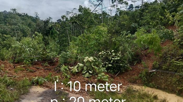 MENUTUP JALAN: Material tanah longsor di Desa Paramasan Bawah, Kecamatan Paramasan, Kabupaten Banjar, Jumat (12/9).