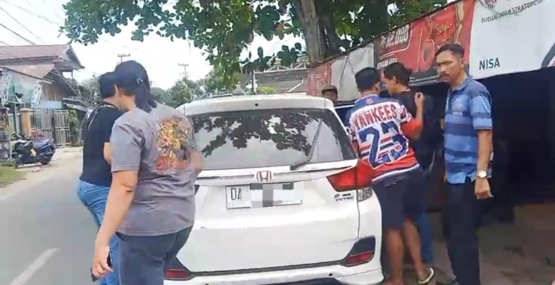 DIJEMPUT: Proses penangkapan tersangka oleh pihak Polsek Banjang bersama anggota Buser Polres HSU. (Foto: Polres HSU)
