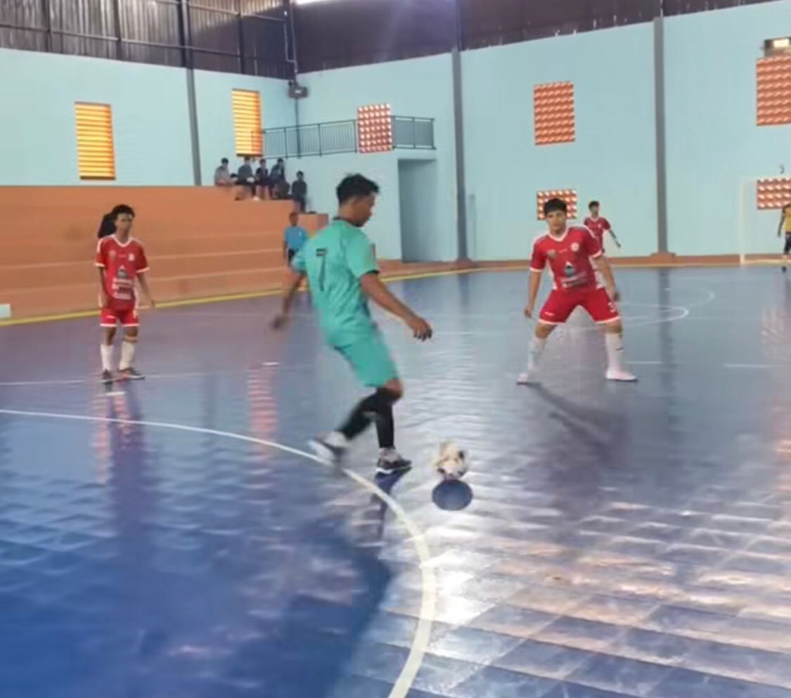 BERTANDING: Suasan pertandingan Bupati Cup Futsal Kotabaru 2025 di Alwiesta Futsal Arena Kotabaru. Foto: Panitia untuk Radar Banjarmasin .