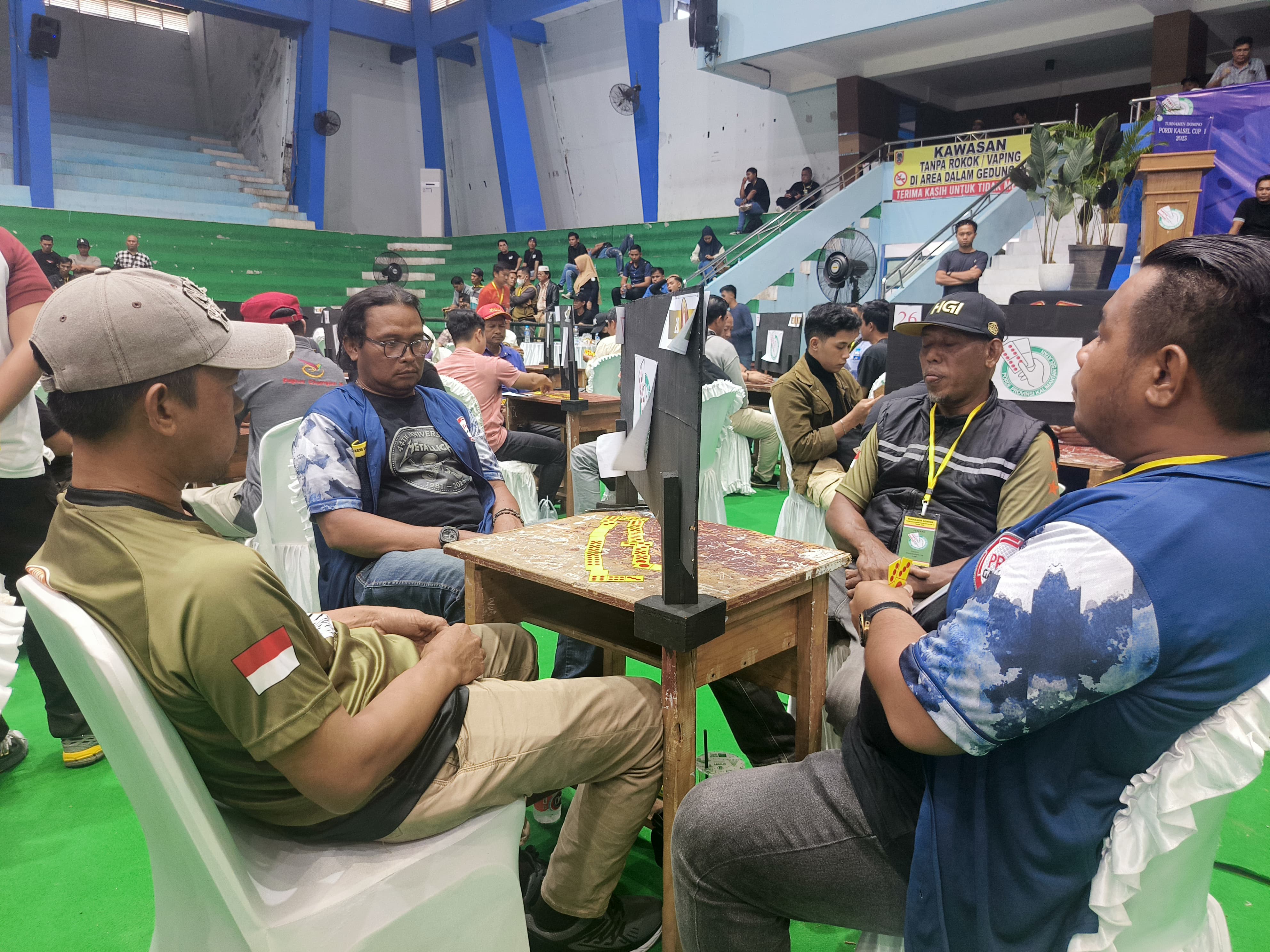 Peserta Turnamen Domino PORDI Kalsel Cup I 2025 saat berlaga di GOR Hasanuddin, Banjarmasin, Sabtu (13/9/2025).(M Idris Jian Sidik)