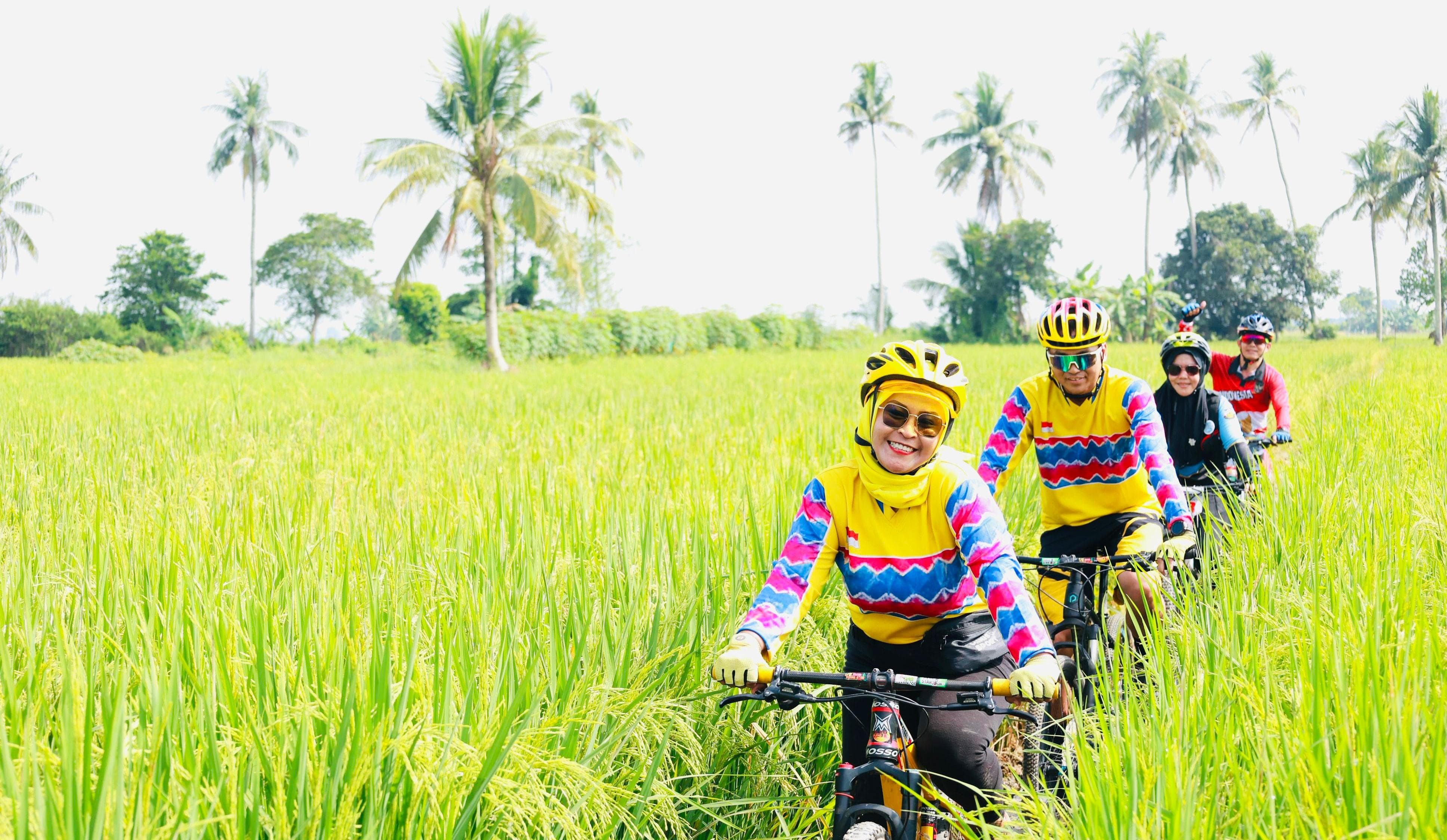 SEJUK: Para pegowes dari berbagai di Kalimantan menikmati pemandangan Hulu Sungai Utara, sambil bersepeda, Minggu (14/9/2025).
