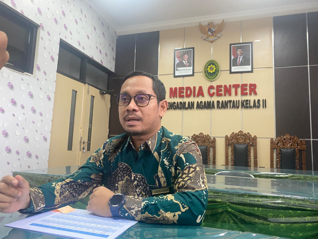 BERI KETERANGAN: Panitera PA Rantau, Muhammad Kharis Ridhani memberikan keterangan terkait angka perceraian sepanjang tahun 2025. Foto Pasya For Radar Banjarmasin