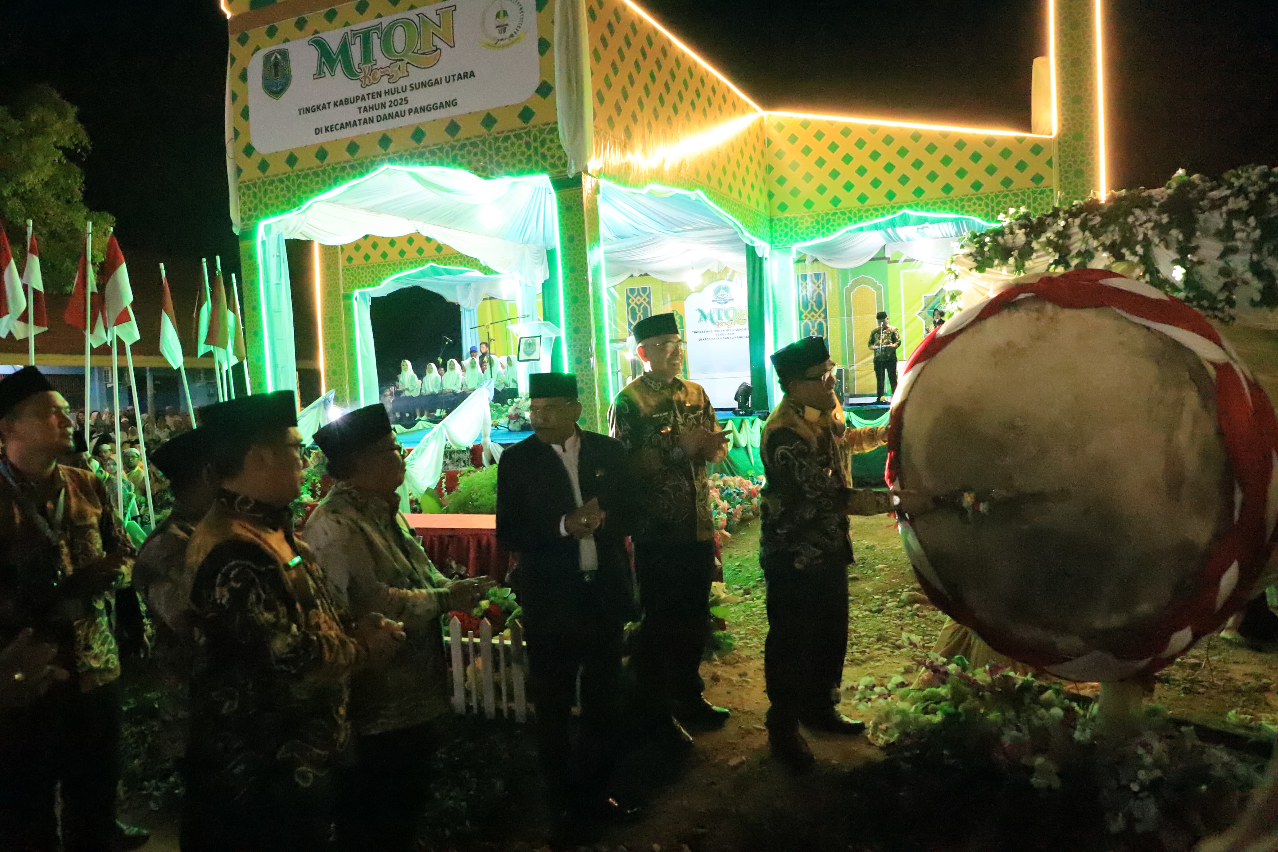 TABUH BEDUG:Bupati HSU, H Sahrujani menutup rangkaian MTQN ke 51 di Kecamatan Danau Panggang, Sabtu (13/9/2025).