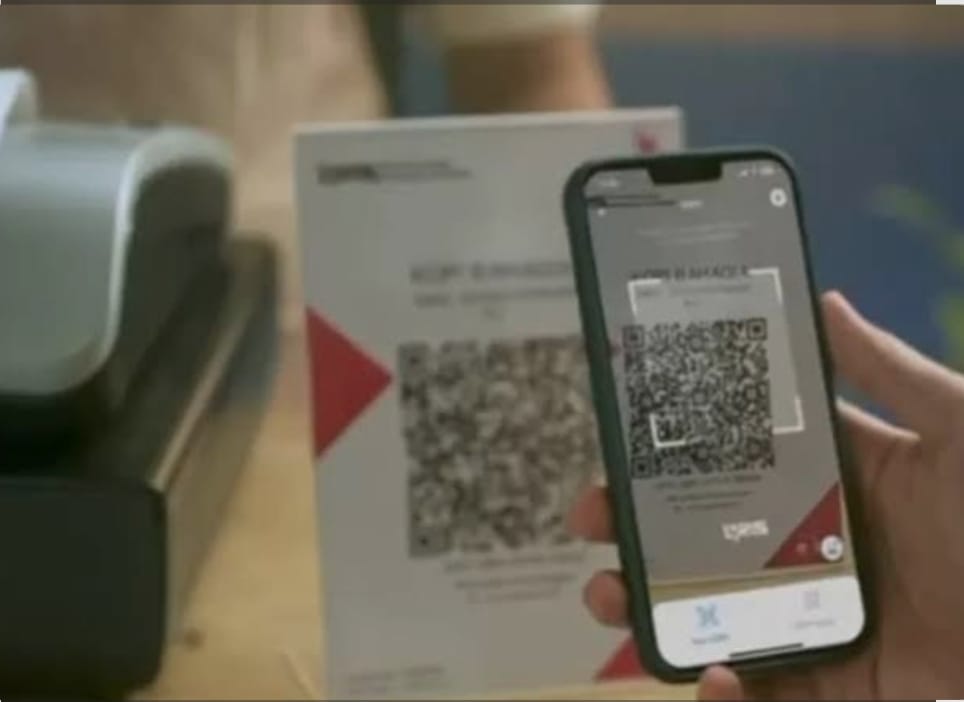 KODE BAYAR: Penggunaan QRIS Bank Kalsel membuat transaksi makin mudah.