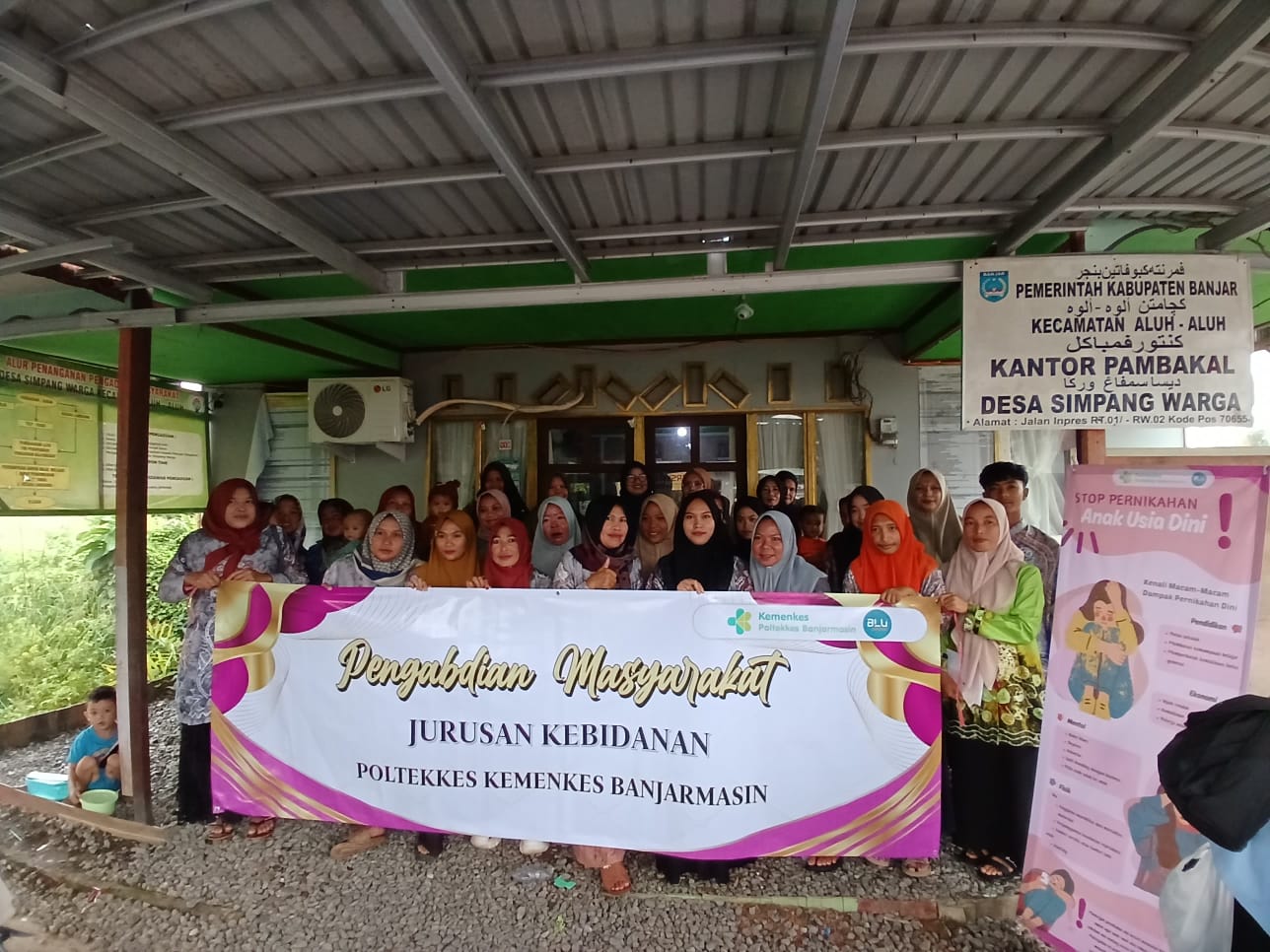 BERSAMA: Dosen dan mahasiswa Poltekkes Kemenkes Banjarmasin saat memberikan pelatihan kader posyandu remaja di Desa Warga Luar, Kecamatan Aluh-Aluh,