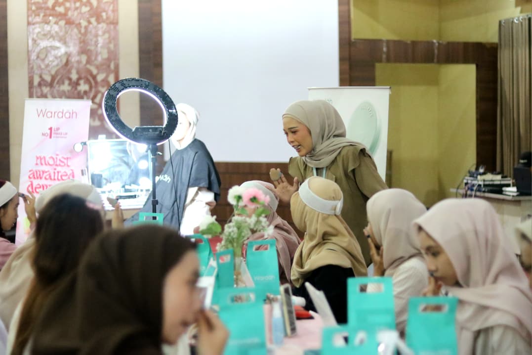 DANDAN: Mentor dari tim Wardah mengajarkan step by step make up