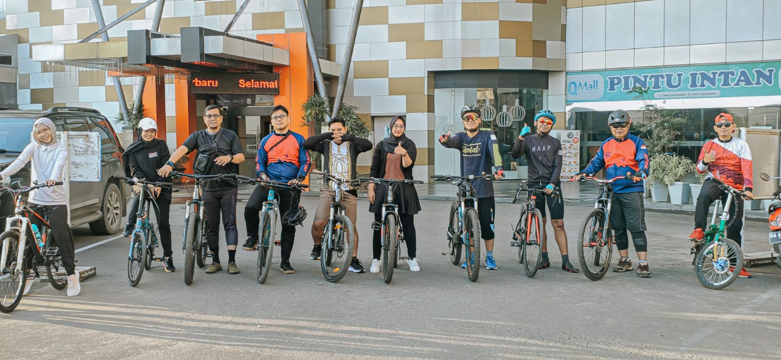 SOLID: Tim PasuQin Gowes Bersama Cari Sarapan (Gocapan) menyusuri jalanan di sekitar area Grand Qin dan Qin Hotel.