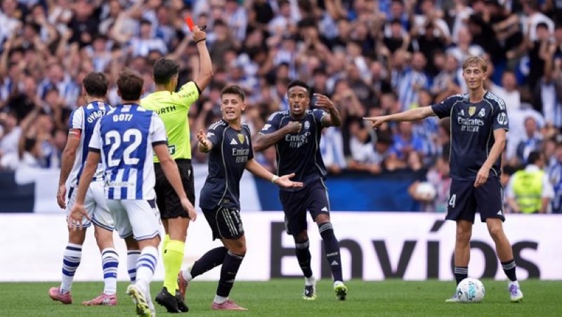 PANAS: Momen wasit memberi kartu merah untuk pemain Real Madrid, Dean Huijsen dalam laga melawan Real Sociedad, Sabtu (13/9).