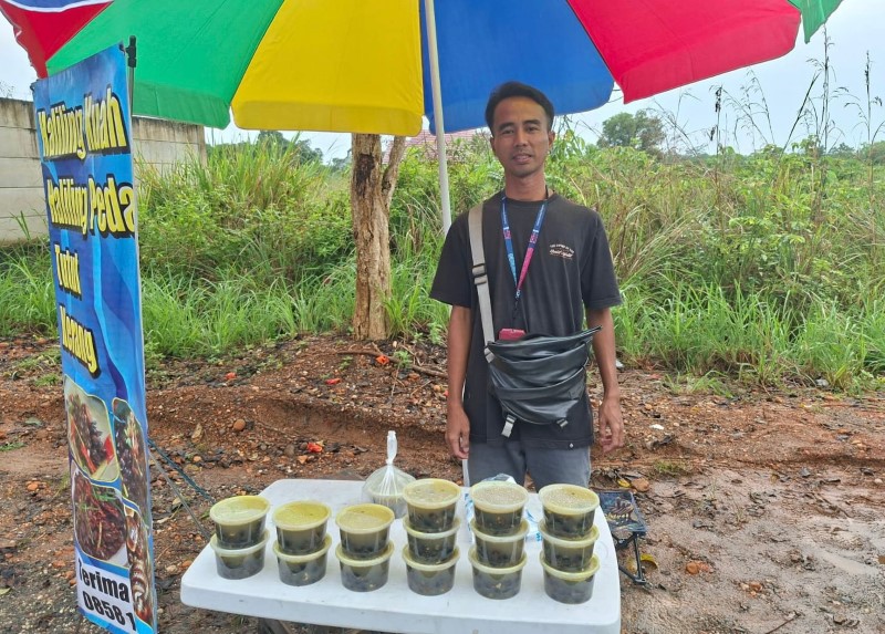 LAPAK: Nanda Zulkarnain, pemuda pemilik usaha kuliner "haliling" saat menjaga lapaknya di kawasan Car Free Day (CFD) Jalan Mitra Praja.