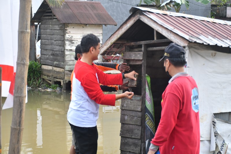 BONGKAR: Warga Pekapuran dan aparat kelurahan bersama-sama membongkar jamban apung di bantaran sungai.