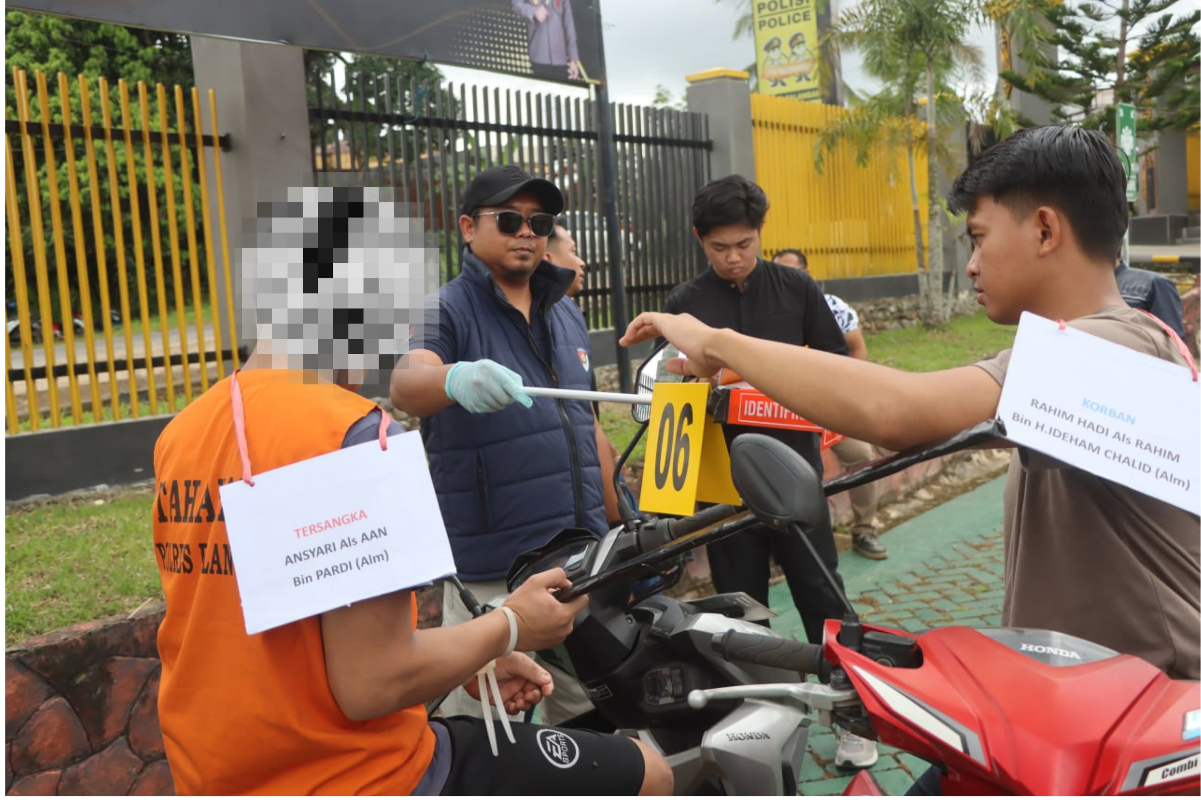 ADEGAN: Pelaku pembacokan, AS (22), memperagakan salah satu dari 13 adegan dalam rekonstruksi kasus penganiayaan di Desa Palajau, Jumat (12/9).