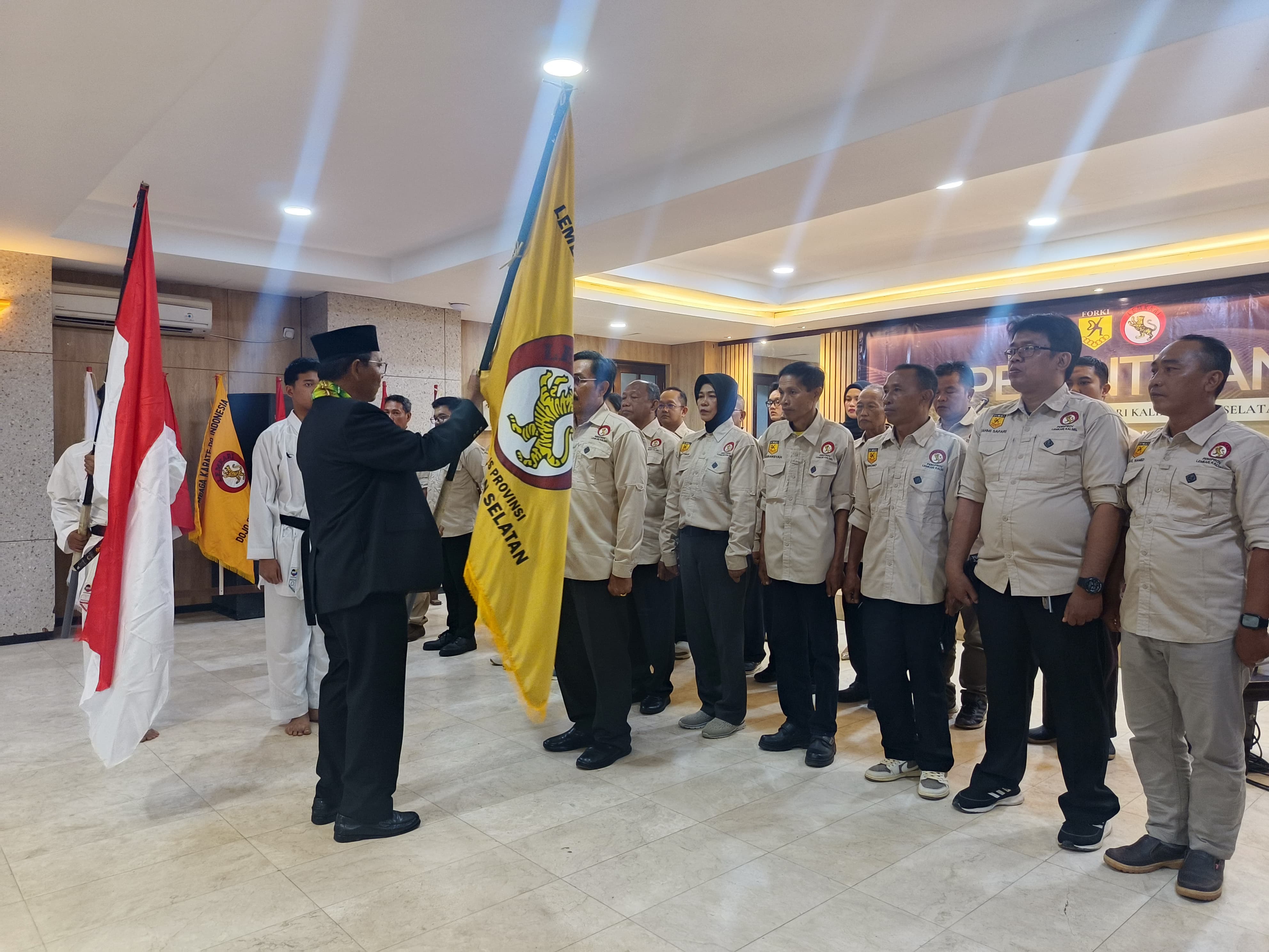 Ketua Umum PB Lemkari, H. Sahbirin Noor, melantik Pengprov Lemkari Kalsel periode 2025&ndash;2029 di Banjarmasin, Minggu (14/9/2025).(M Idris Jian Sidik)