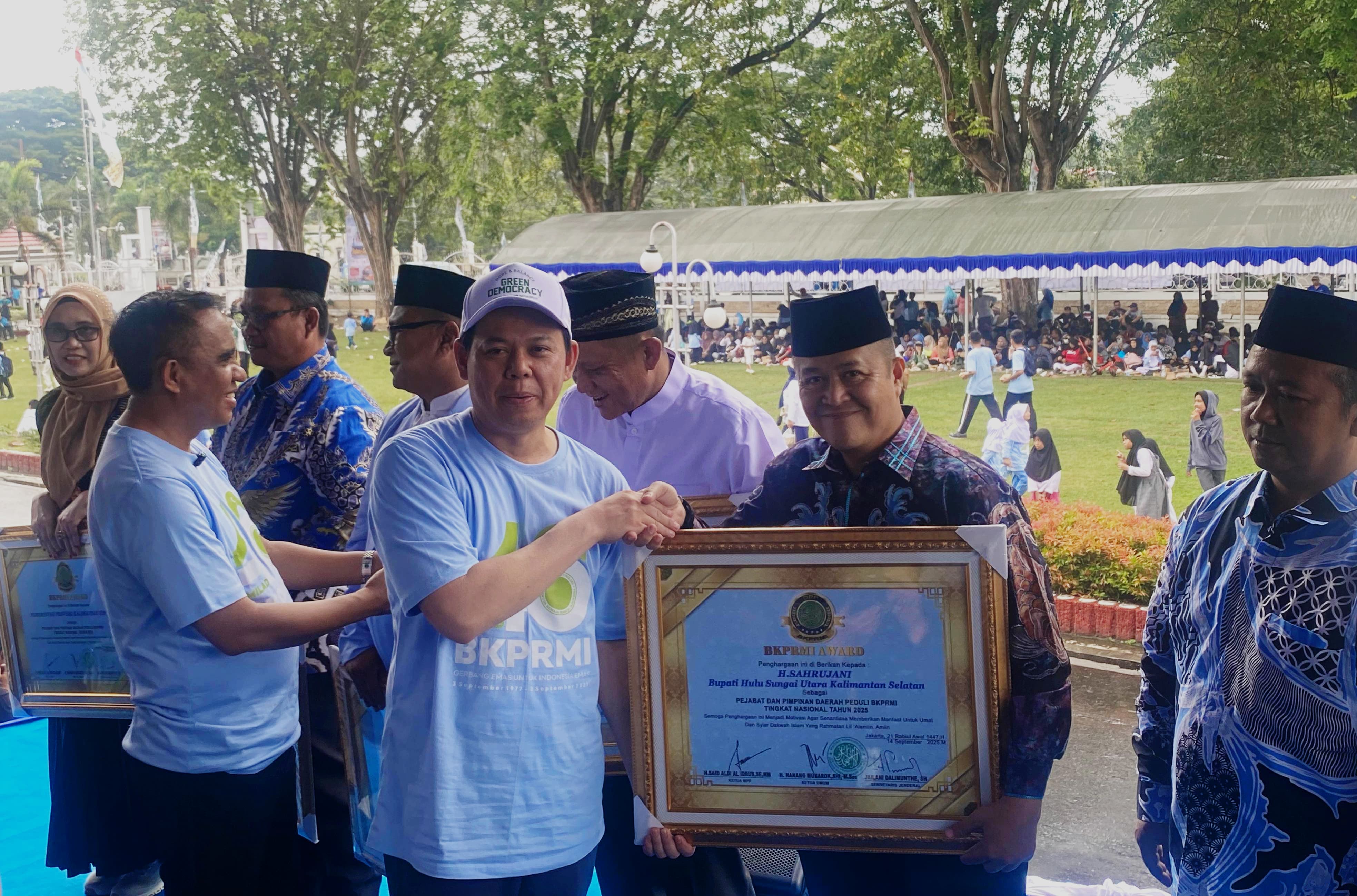 MEMBANGGAKAN:Bupati Kabupaten HSU, H Sahrujani diwakili Sekda HSU, H Adi Lesmana menerima BKPRMI Award 2025, di Palu Provinsi Sulawesi Tengah, Minggu (14/9/2025).
