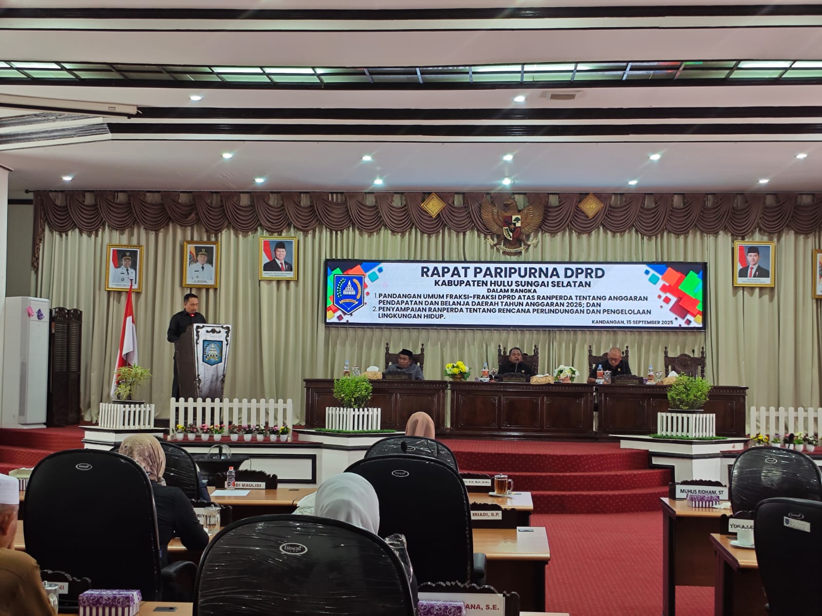 SAMPAIKAN:Fraksi-fraksi di DPRD Kabupaten HSS menyampaikan pandangan umum fraksi tentang APBD 2026.
