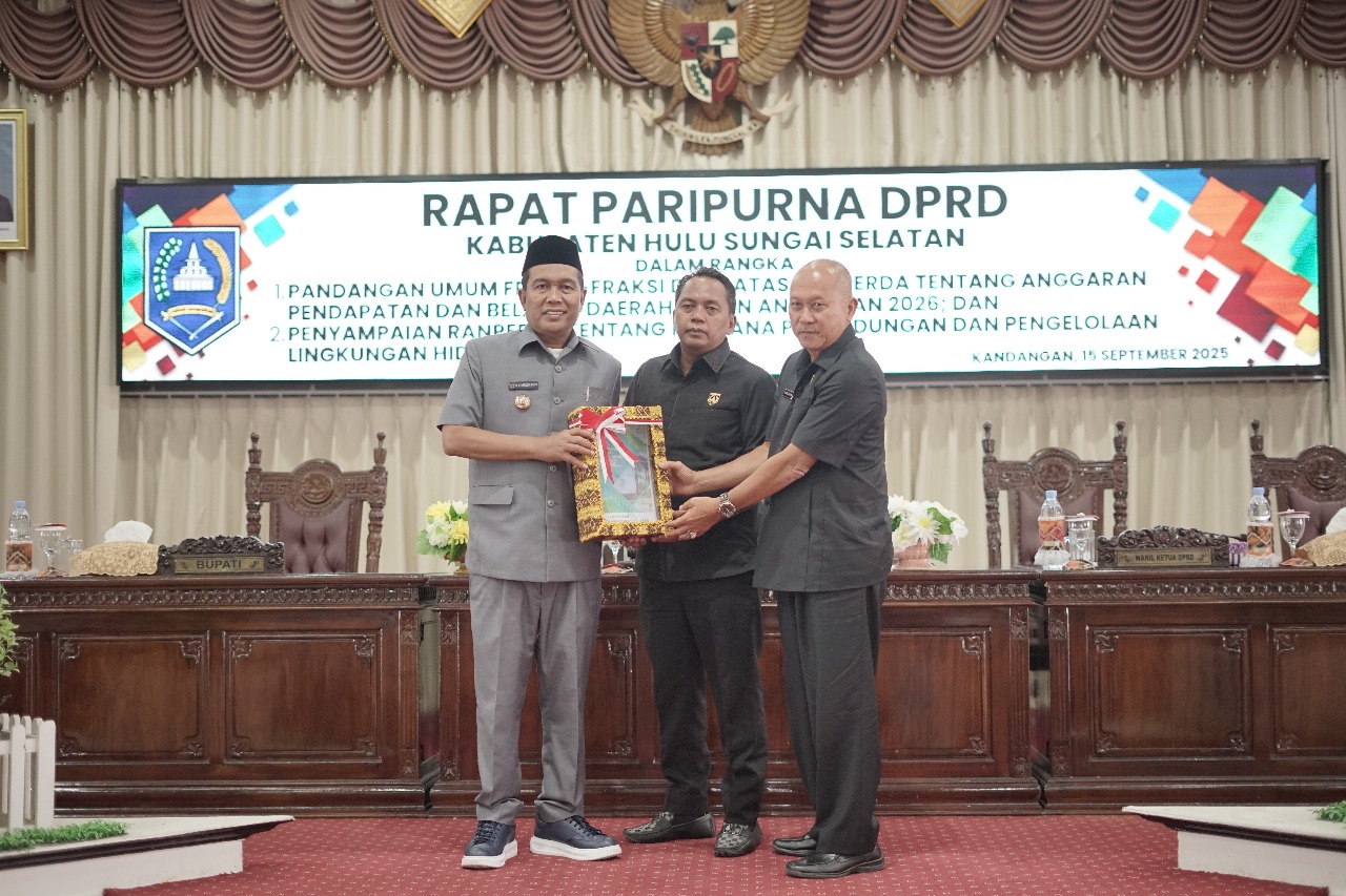 TERIMA: Wakil Ketua I dan II DPRD HSS, Husnan dan Muhammad Kusasi menerima draft pengajuan Raperda tentang rencana perlindungan dan pengelolaan lingkungan hidup dari Bupati HSS Syafrudin Noor.