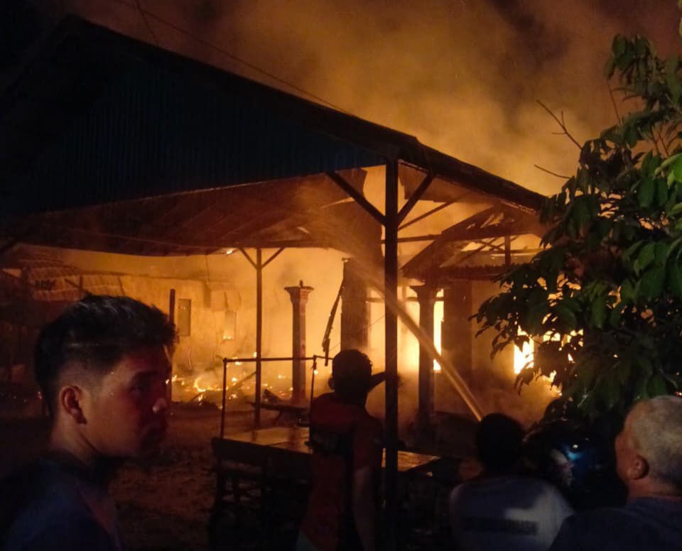 KEBAKARAN: Empat rumah terbakar di Desa Mundar, Kecamatan Labuan Amas Selatan, HST, Senin (15/9/2025).