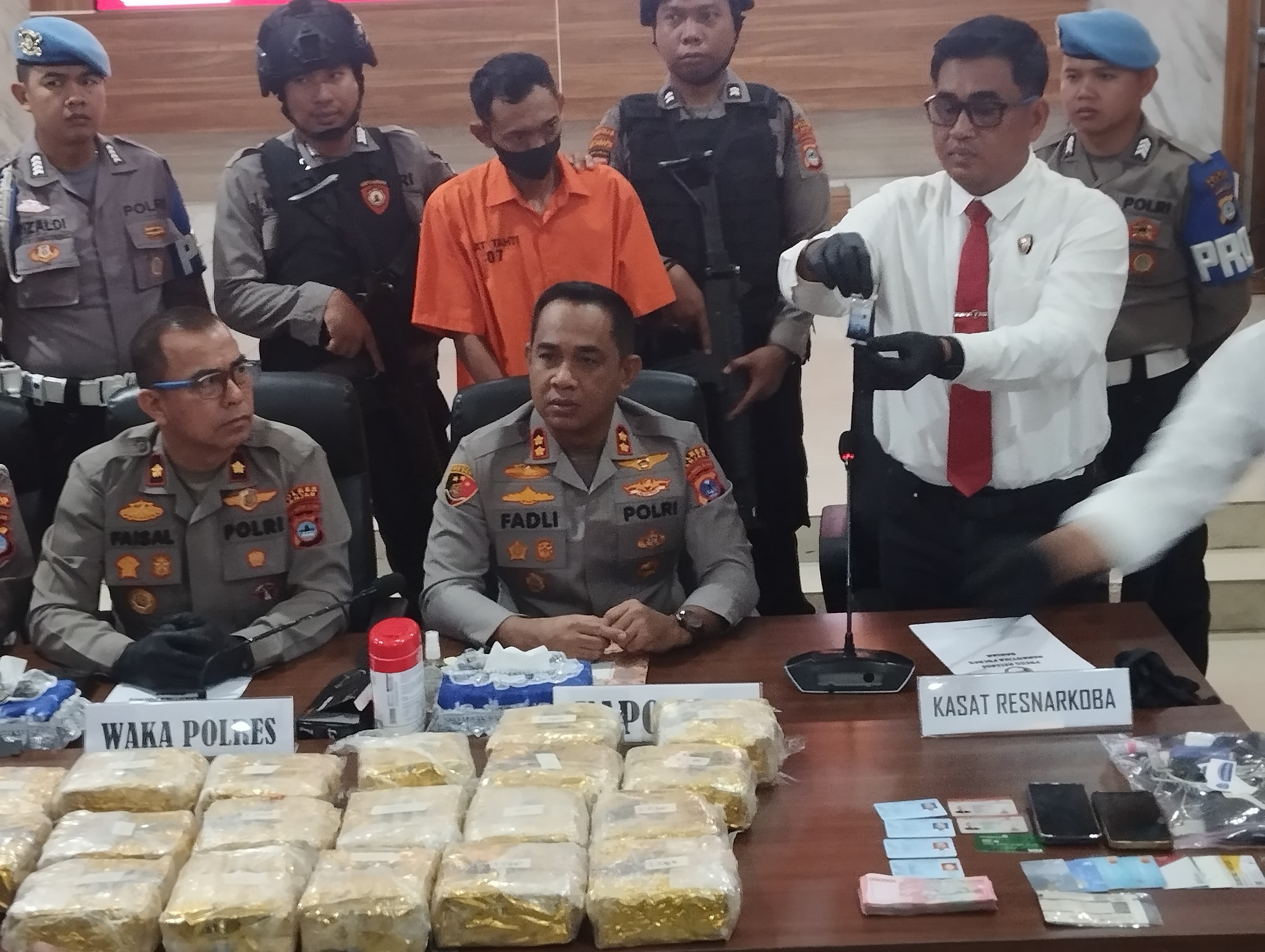 Kapolres Banjar AKBP Fadli bersama barang bukti 19 kilogram sabu dalam konferensi pers di Aula SAR Polres Banjar, Senin (15/9/2025) siang.