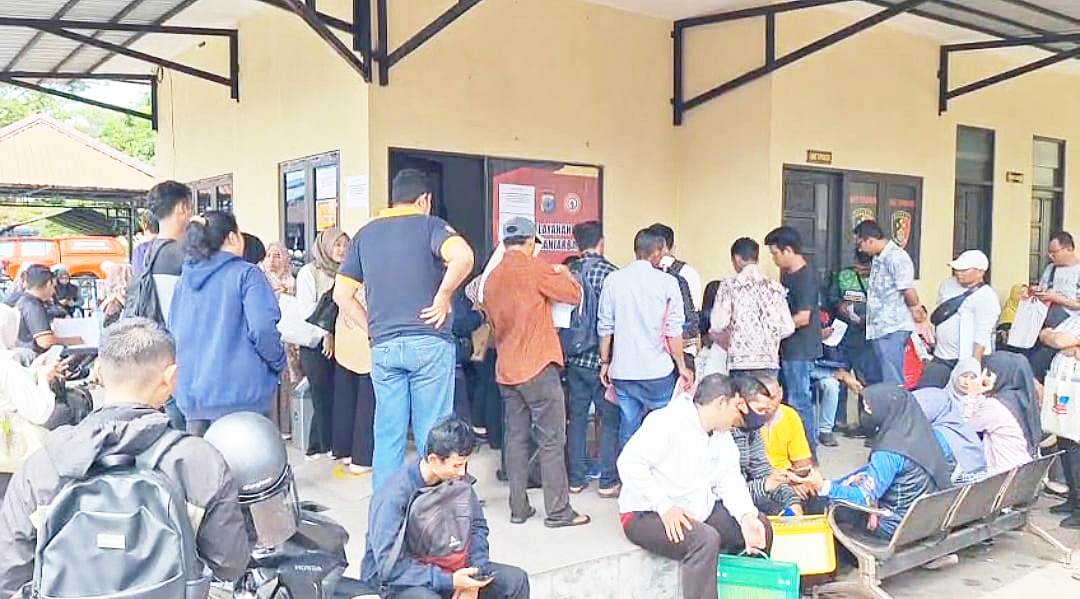 MEMBELUDAK: Para honorer saat ramai mengurus SKCK di Polres Banjarbaru, Senin (15/9).