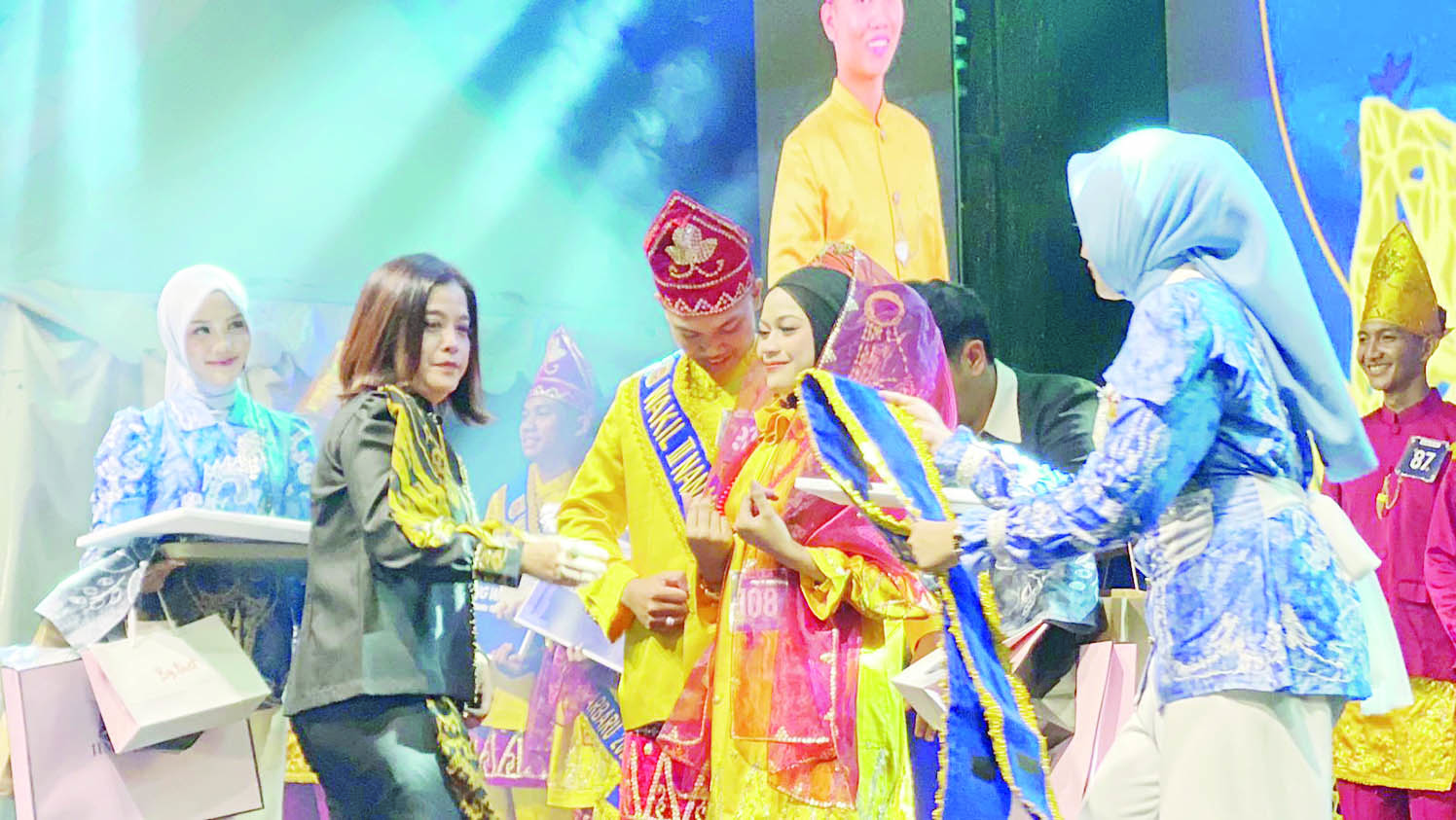 REWARD: Emi Lasari saat memberikan reward kepada Nanang Galuh 2025.