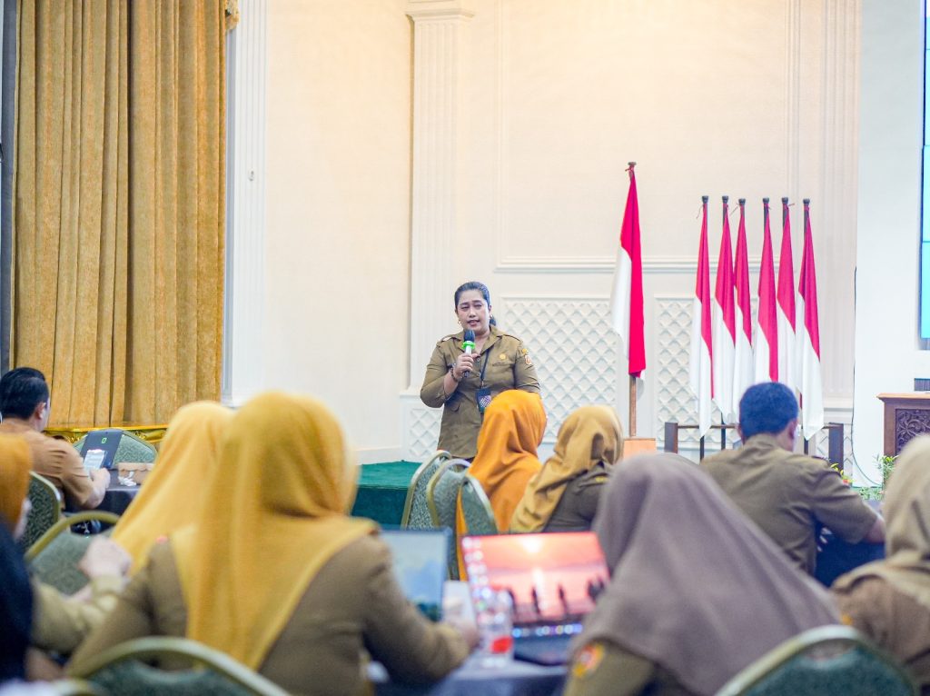 PRESENTASI: Tia Melyana Rotua Simanjuntak dari Inspektorat Kota Banjarbaru memaparkan materi tentang E-SAKIP di Aula Gawi Sabarataan, Senin (15/9/2025).