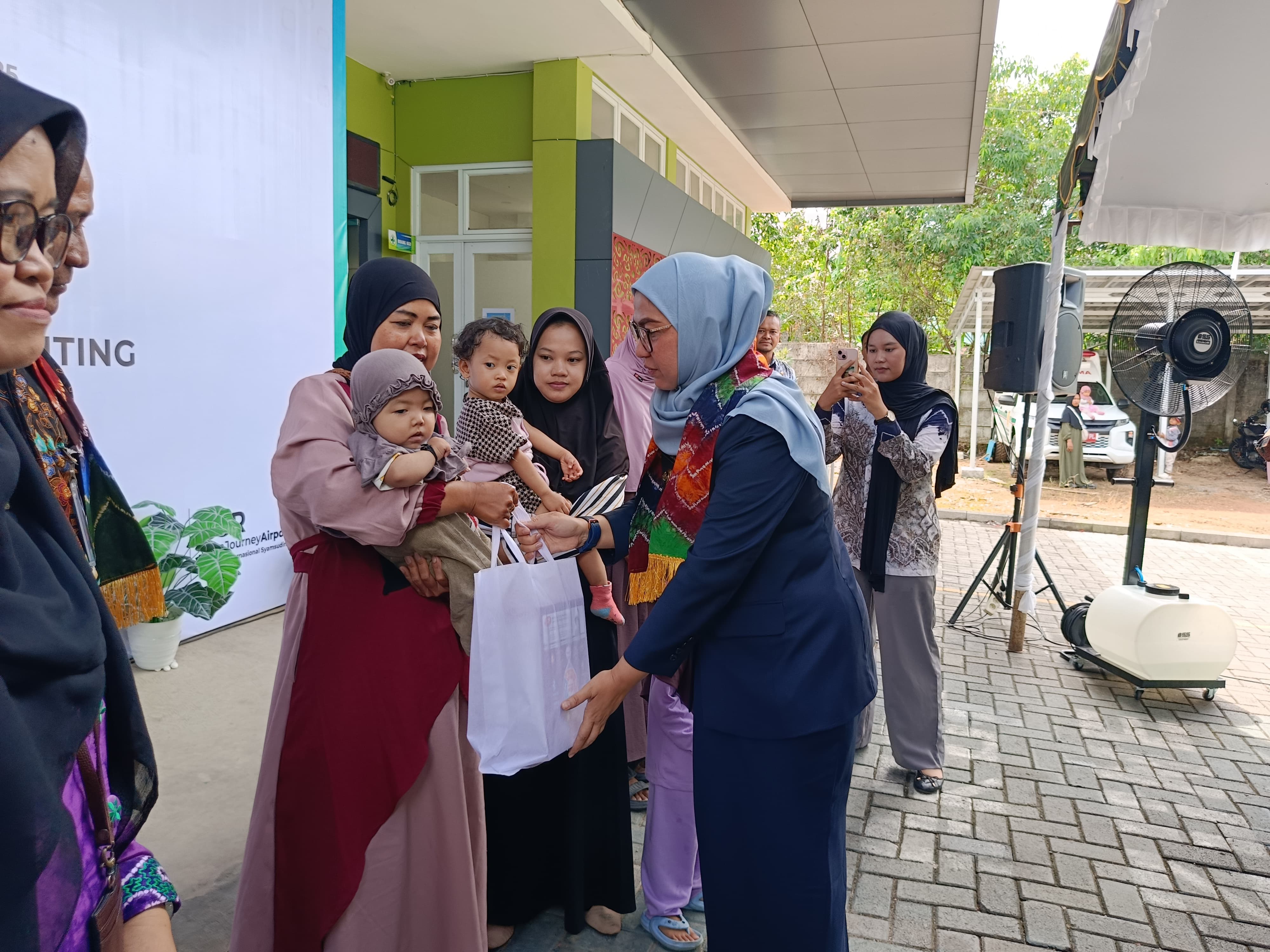PMT: Wali Kota Banjarbaru, Hj Erna Lisa Halaby membagikan makanan cegah stunting bantuan PT Angkasa Pura, di Puskesmas Guntung Payung.