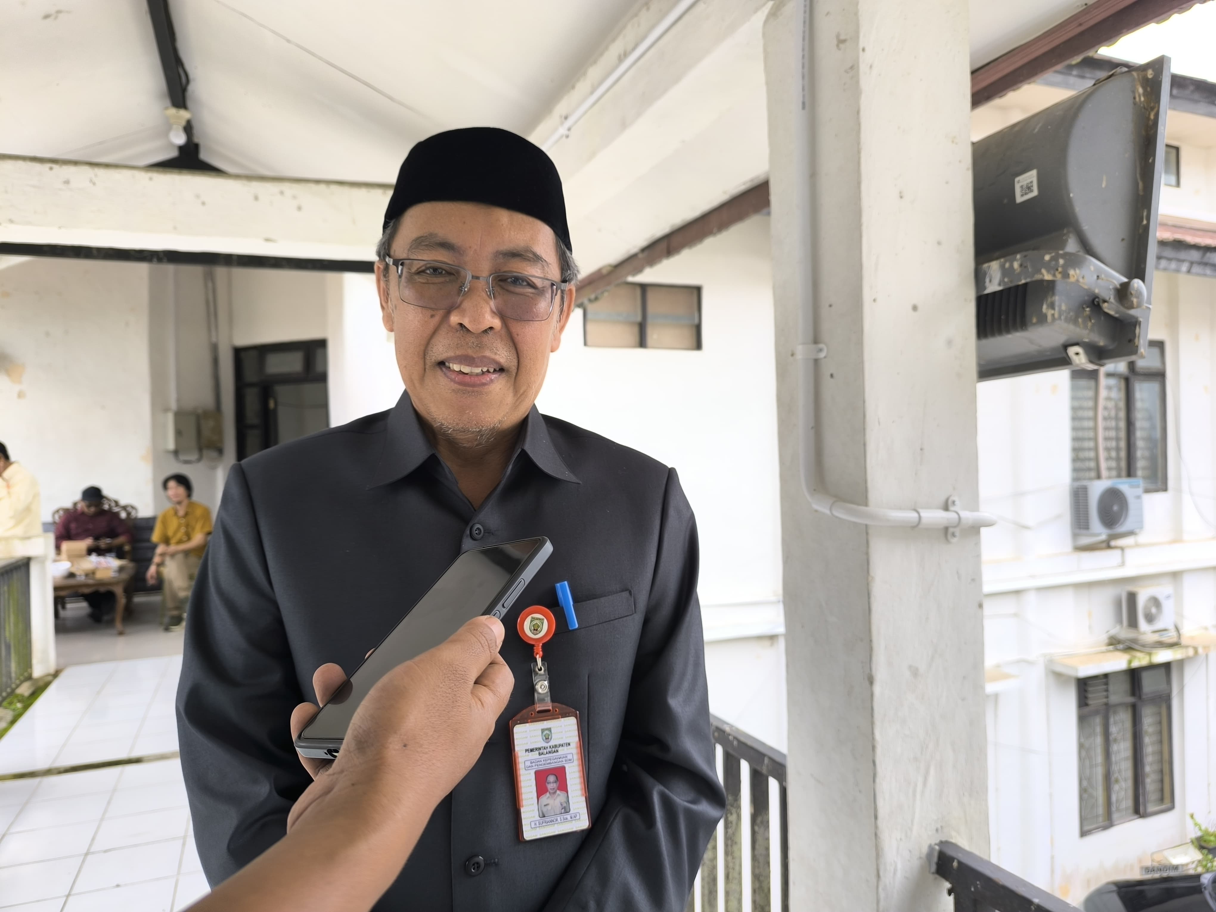 WAWANCARA: Kepala BKPSDM Kabupaten Balangan, H. Sufriannor, S.Sos., M.AP, saat memberikan keterangan terkait proses seleksi calon Sekda definitif. (M Dirga / Radar Banjarmasin)