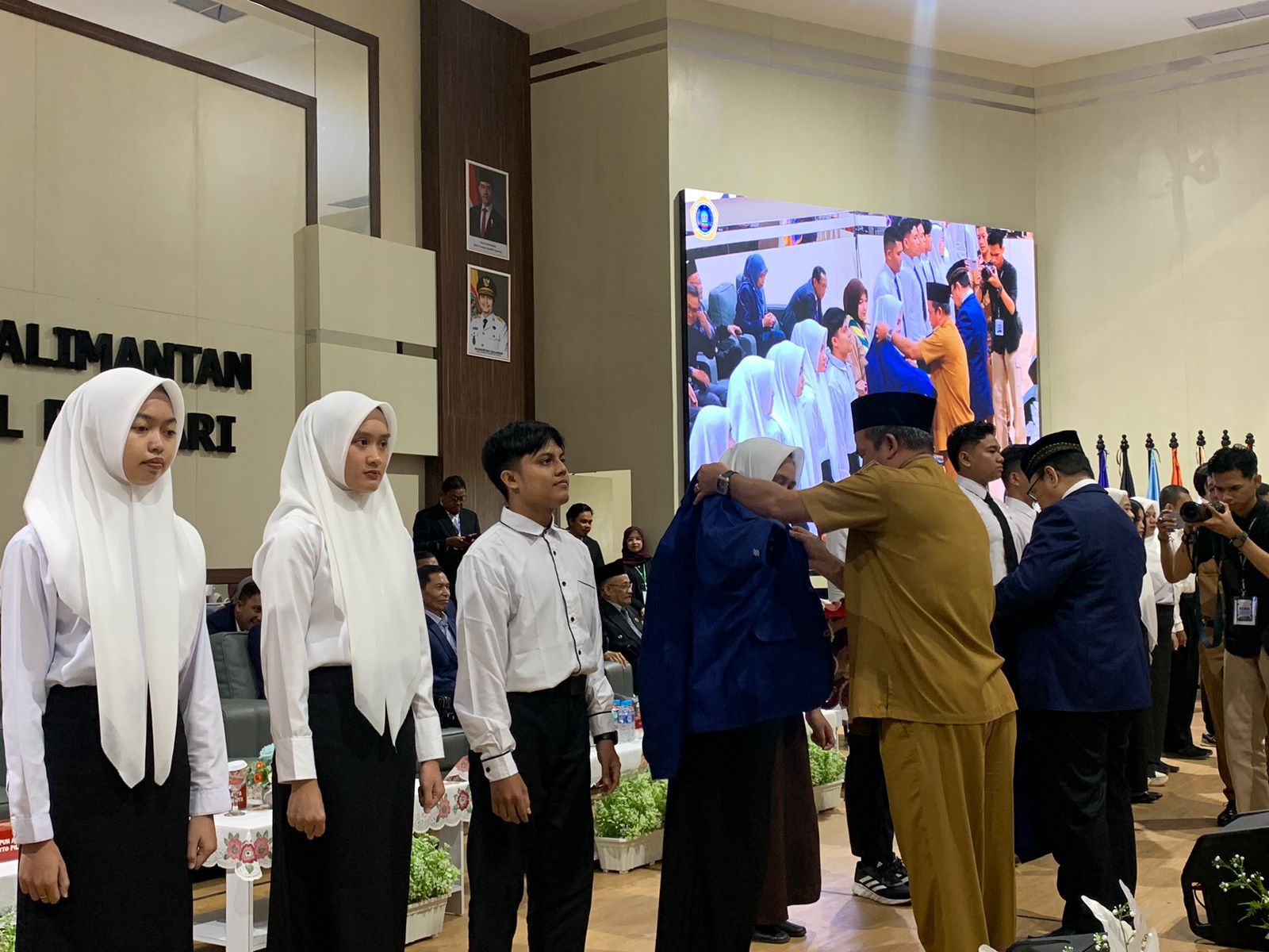 PKKMB:Pemasangan simbolis jaket almamater UNISKA pada kegiatan PKKMB di Aula Rektorat Uniska Banjarmasin, Selasa (16/9/2025).