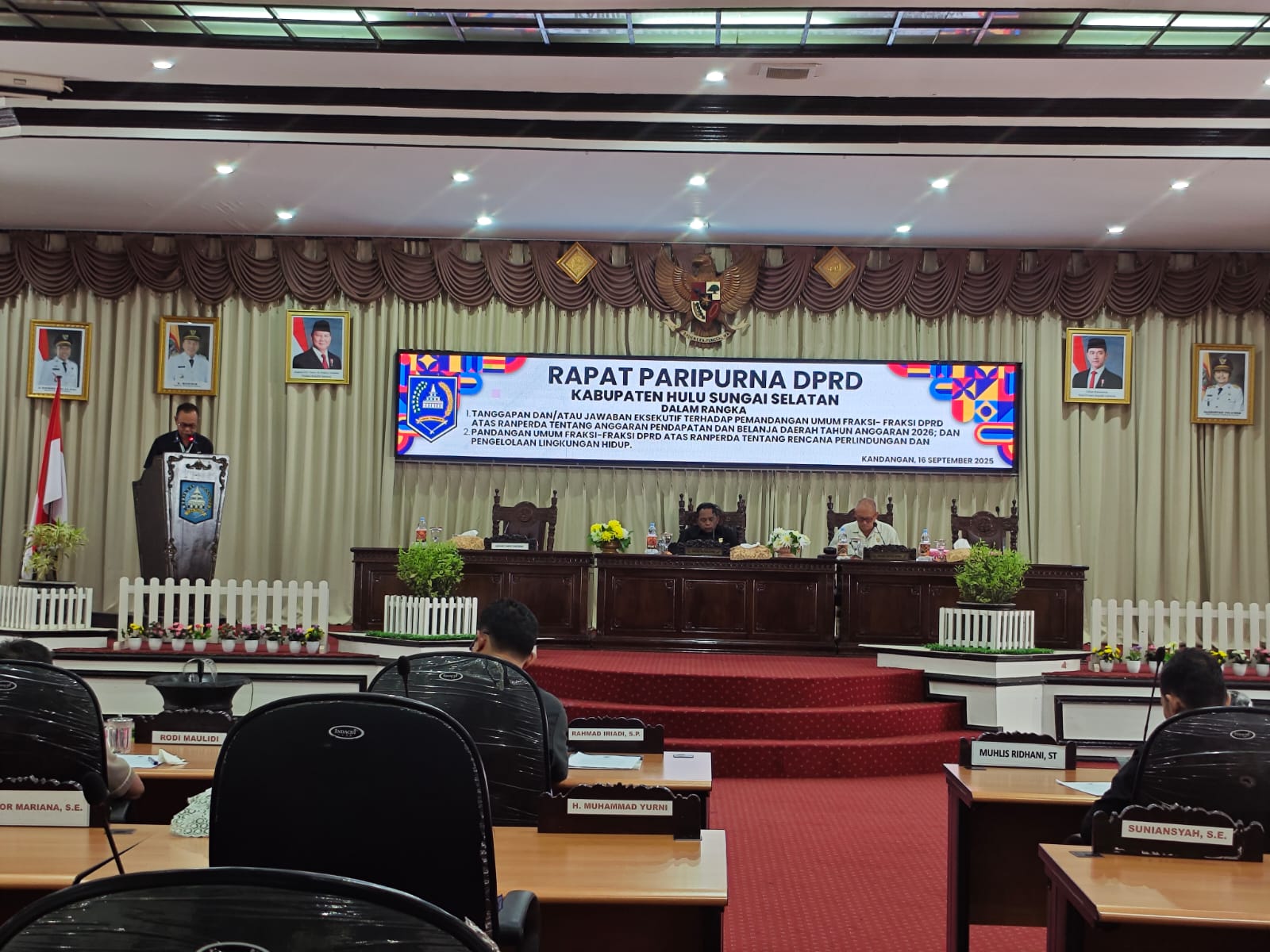 PIMPIN:Wakil Ketua II dan Ketua I DPRD HSS, Muhammad Kusasi dan Husnan memimpin rapat paripurna dengan agenda jawaban eksekutif terhadap pandangan umum fraksi atas Raperda APBD tahun 2026.
