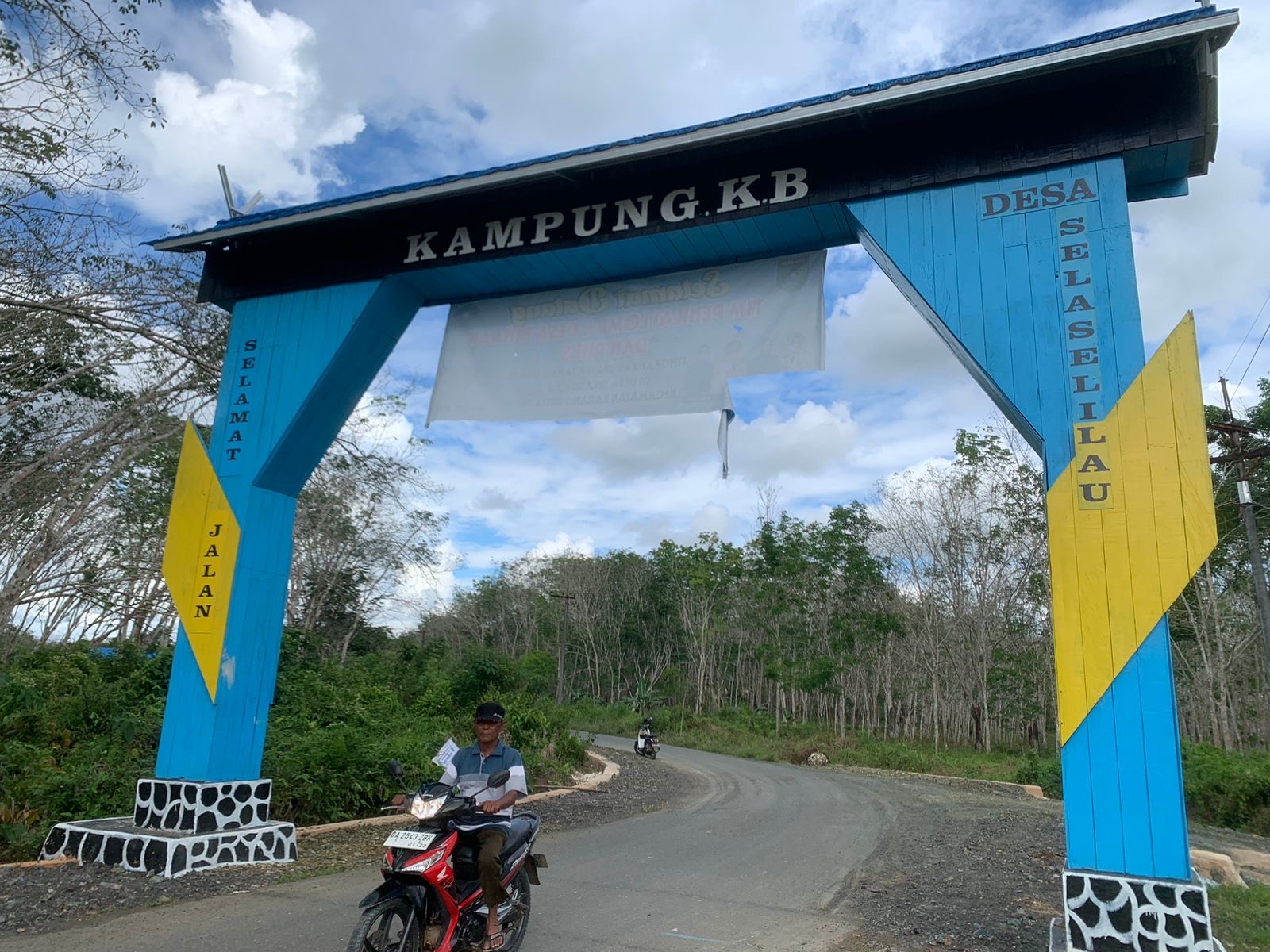 DESA TUA: Gerbang Desa Sela Selilau, dulu bagian distrik Kusan. Kini masuk Kecamatan Karang Bintang.