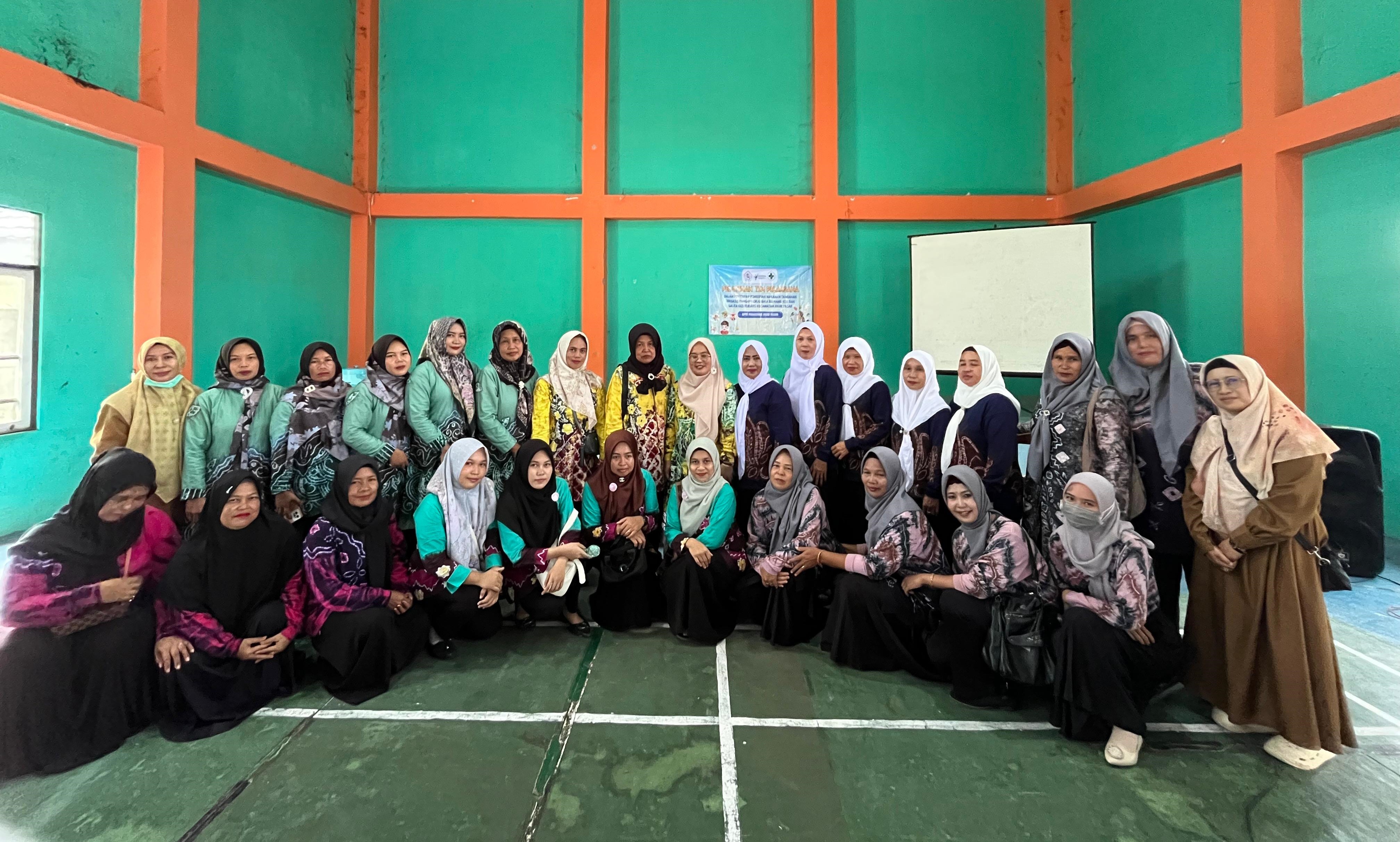 FOTO BERSAMA: Foto bersama dosen, PLP, mahasiswa Poltekkes Kemenkes Banjarmasin bersama 110 kader Posyandu Balita Kecamatan Anjir Pasar usai pelatihan media animasi.