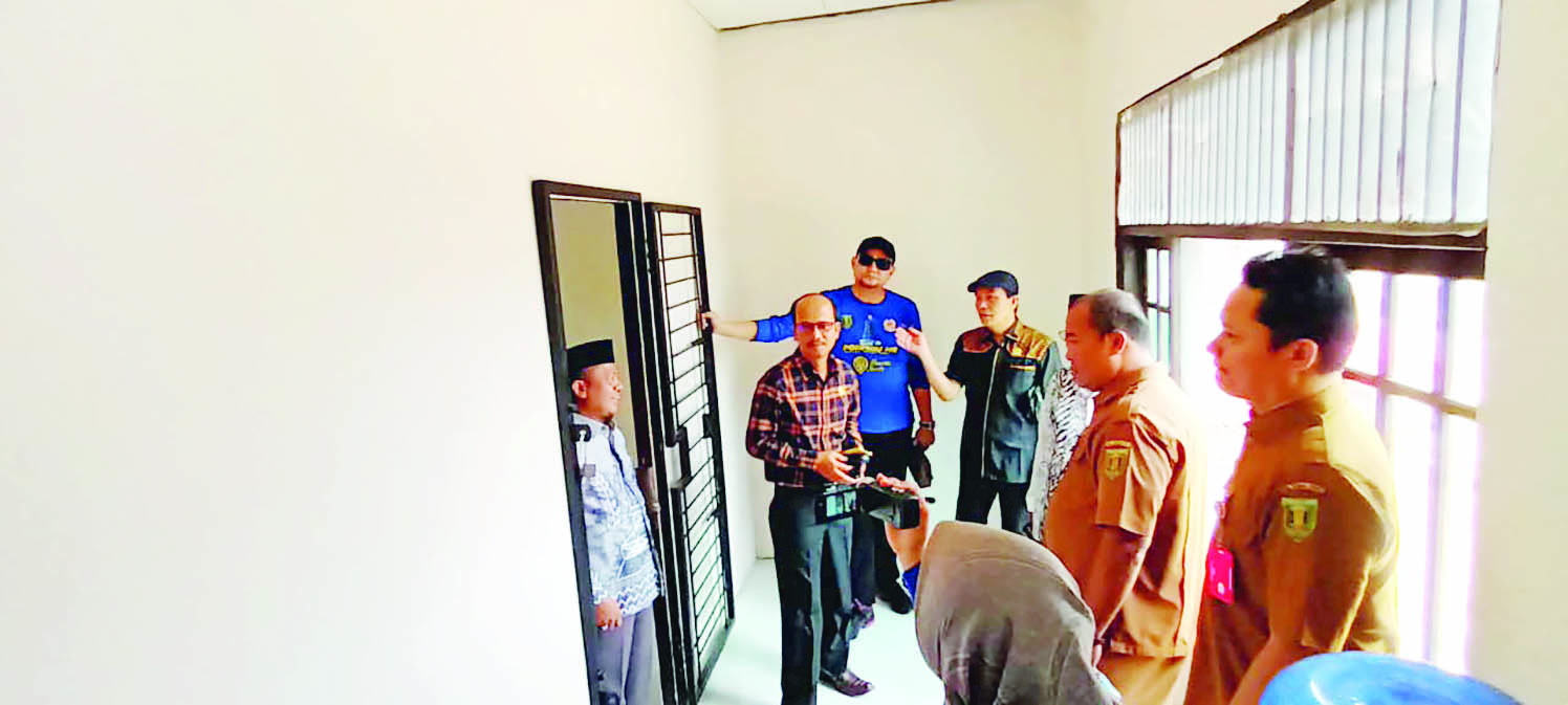 MENINJAU: Jajaran Komisi 1 DPRD Tabalong saat berada di rumah singgah milik Dinsos Tabalong.