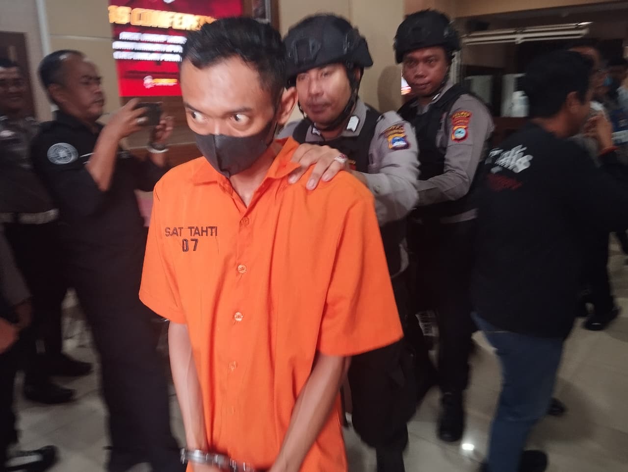 DIGIRING PETUGAS: Tersangka Setyawan (38) dibawa petugas usai presscon hasil ungkap kasus peredaran sabu seberat 19 kilogram di Mapolres Banjar.