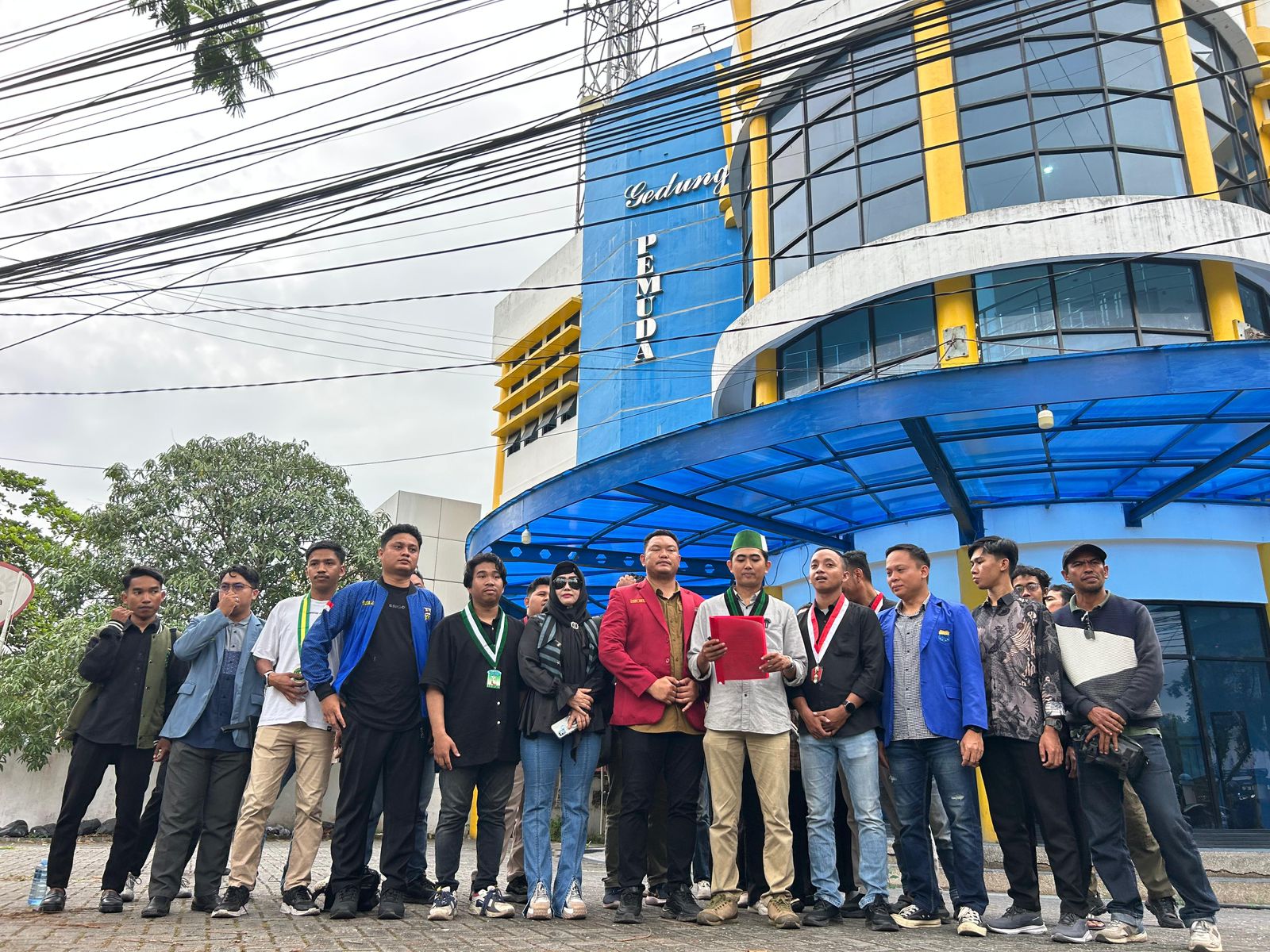 NYATAKAN SIKAP: Sejumlah OKP di bawah KNPI Kalsel mendesak Ketua Umum DPP KNPI membatalkan hasil Musda ke-13 KNPI Kalsel.