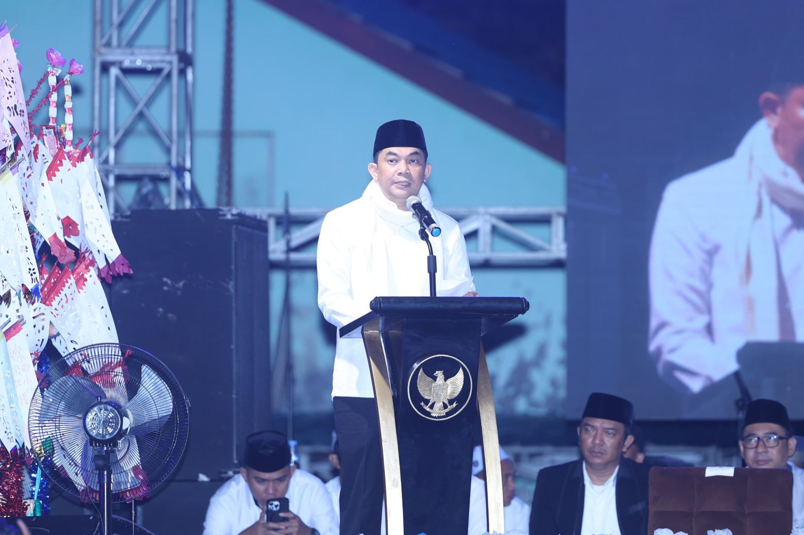 SAMBUTAN: Bupati Kabupaten Tanah Bumbu, Andi Rudi Latif menyampaikan sambutan pada Aksi Sinergitas Merah Putih  dirangkai dengan peringatan Maulid Nabi Muhammad SAW di Desa Kersik Putih, Batulicin