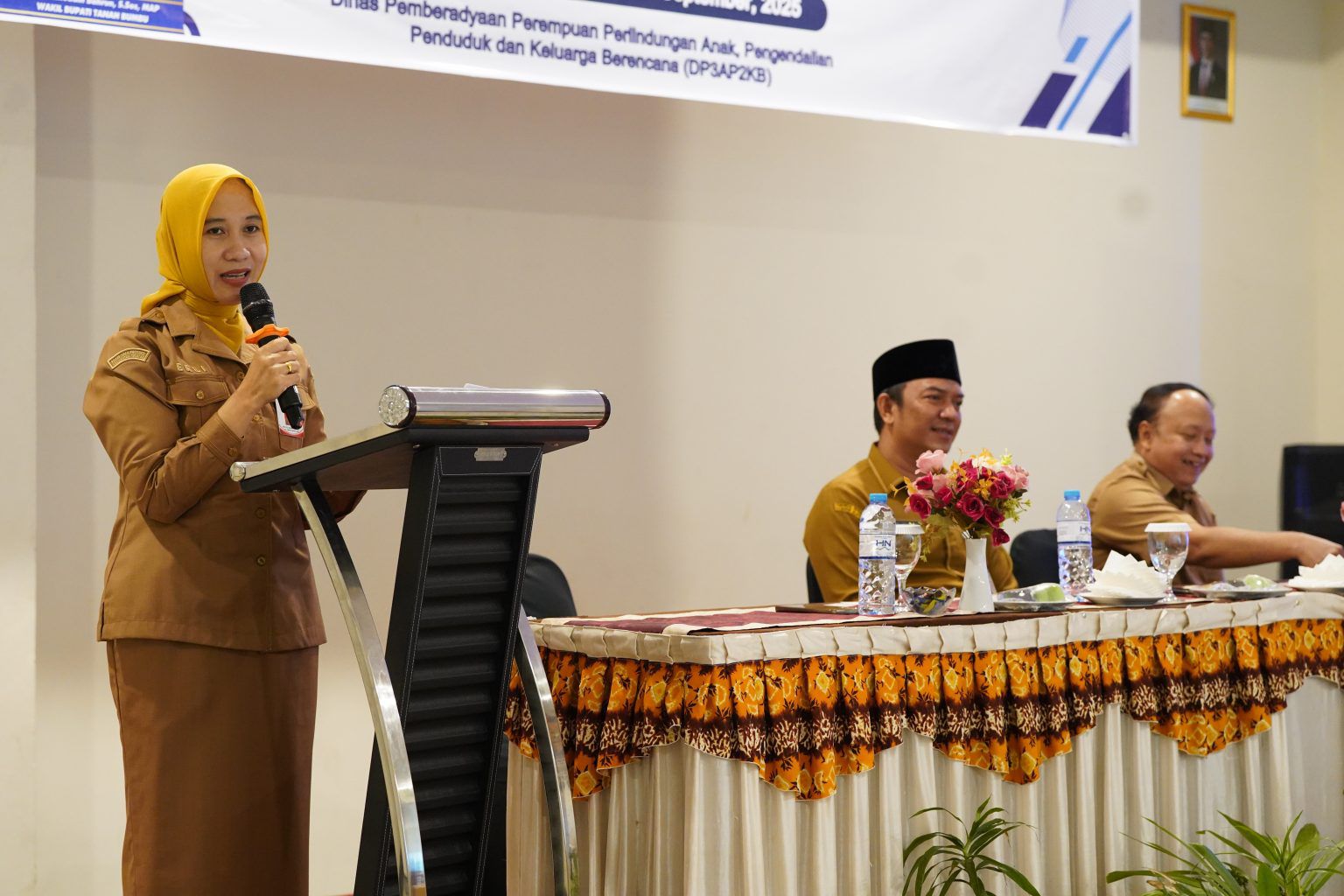 SAMBUTAN:Kepala Dinas DP3AP2KB Kabuoaten Tanah Bumbu, Erli Yuli Susanti memberi sambutan saat bimtek Relawan Sahabat Perempuan dan Anak (SAPA) di Batulicin.