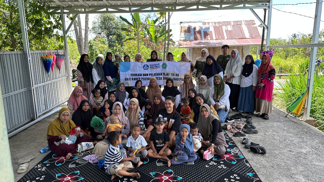 DOKUMENTASI: Tim PKM UNISM Banjarmasin berfoto bersama warga Desa Sungai Tandipah, Kabupaten Banjar.