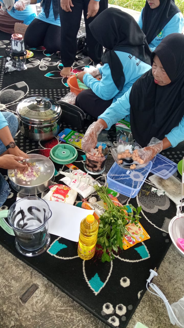 EDUKASI: Kader Posyandu dan warga Desa Tandipah diajari membuat makanan sehat untuk mengatasi stunting.