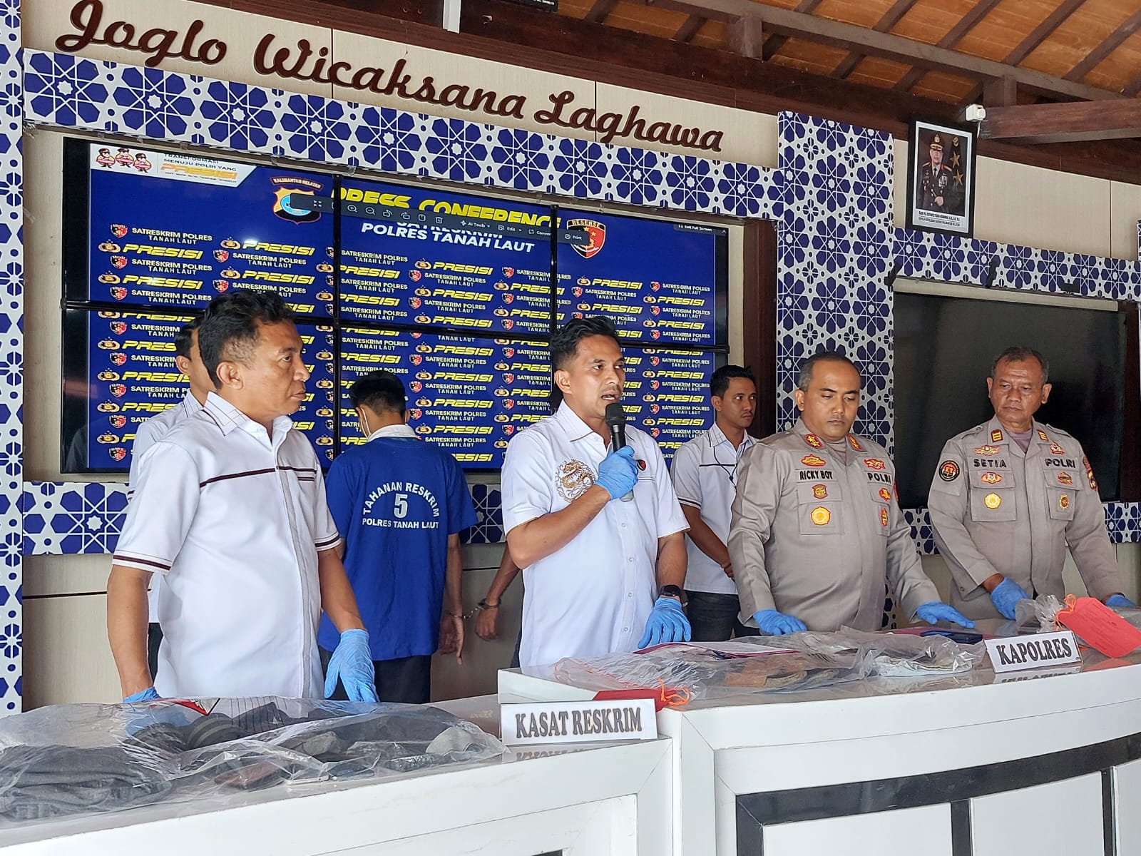 TERUNGKAP : Kapolres Tala AKBP Ricky Boy Siallagan saat melakukan konferensi pers, Rabu (17/9/2025).