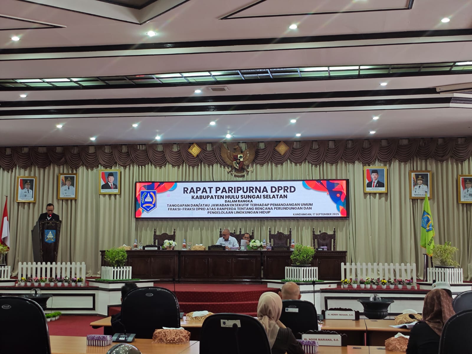 PIMPIN:Wakil Ketua II DPRD HSS Muhammad Kusasi memimpin rapat paripurna dengan agenda jawaban eksekutif terhadap pandangan umum fraksi atas Raperda RPPLH.