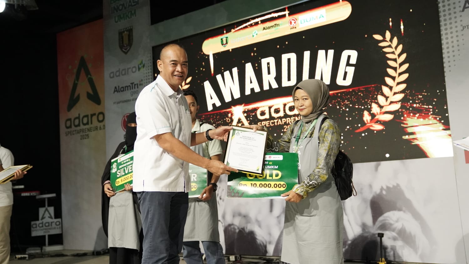 JUARA : Wabup Tabalong Habib Muhammad Taufani Alkaf menyerahkan hadiah juara bisnis inovasi UMKM Tabalong.
